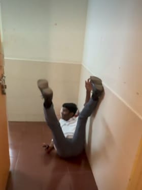 ಗೆಳೆಯನನ್ನು ವಿದ್ಯಾರ್ಥಿನಿಯರ ಶೌಚಾಲಯದ ಒಳಗೆ ತಳ್ಳಿದ ಸ್ನೇಹಿತರು