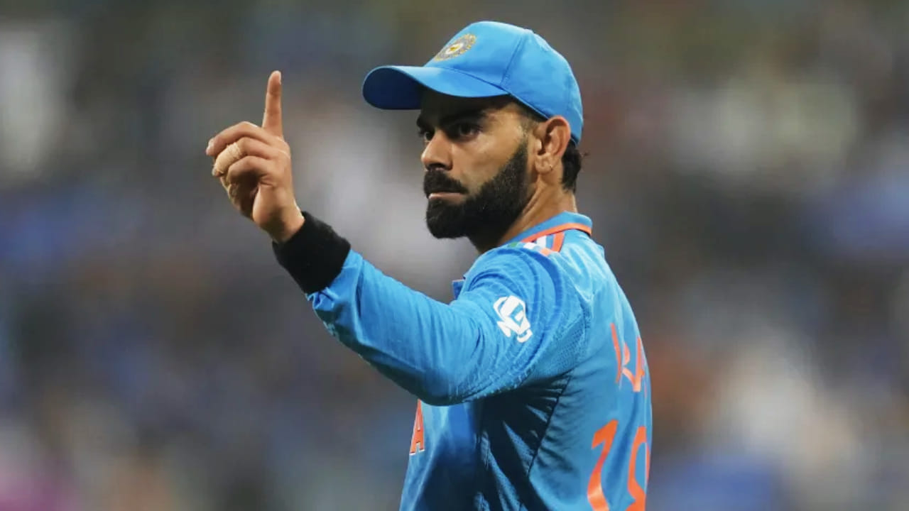 ದಾಖಲೆಗಳ ಸರದಾರ ವಿರಾಟ್ ಕೊಹ್ಲಿ (Virat Kohli) ಬರೋಬ್ಬರಿ 4 ವರ್ಷ, 9 ತಿಂಗಳುಗಳ ಬಳಿಕ ಏಕದಿನ ಕ್ರಿಕೆಟ್​ ಬ್ಯಾಟರ್​ಗಳ ರ್ಯಾಂಕಿಂಗ್​ನಲ್ಲಿ ಅಗ್ರಸ್ಥಾನಕ್ಕೇರಿದ್ದರು. ಹೀಗೆ ಅಗ್ರಸ್ಥಾನವನ್ನು ಅಲಂಕರಿಸಿದ 7 ಗಂಟೆಯೊಳಗೆ ಕೊಹ್ಲಿ ದ್ವಿತೀಯ ಸ್ಥಾನಕ್ಕೆ ಕುಸಿದಿದ್ದಾರೆ ಎಂದರೆ ನಂಬಲೇಬೇಕು.
