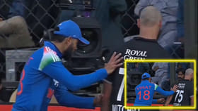 ಕಿವೀಸ್ ಆಟಗಾರನನ್ನು ಡಗೌಟ್​ಗೆ ತಳ್ಳಿದ ಕೊಹ್ಲಿ