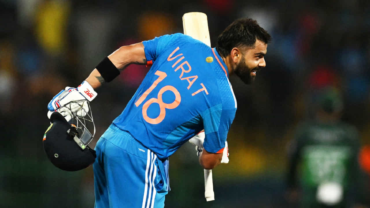 ದಾಖಲೆಗಳ ಸರದಾರ ವಿರಾಟ್ ಕೊಹ್ಲಿ (Virat Kohli) ಹೆಸರಿಗೆ ಹೊಸ ವಿಶ್ವ ದಾಖಲೆ ಸೇರ್ಪಡೆಯಾಗಿದೆ. ಅದು ಕೂಡ ಮಾಸ್ಟರ್ ಬ್ಲಾಸ್ಟರ್ ಸಚಿನ್ ತೆಂಡೂಲ್ಕರ್ (Sachin Tendulkar) ಅವರ ವರ್ಲ್ ರೆಕಾರ್ಡ್ ಅನ್ನು ಅಳಿಸಿ ಹಾಕುವ ಮೂಲಕ ಎಂಬುದು ವಿಶೇಷ.