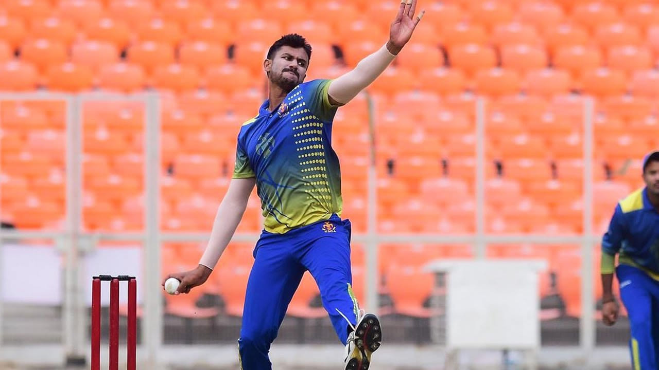 ಈ 2526 ಎಸೆತಗಳಲ್ಲಿ 1576 ರನ್ ನೀಡಿ ವಾಸುಕಿ ಕೌಶಿಕ್ ಪಡೆದಿರುವುದು ಬರೋಬ್ಬರಿ 96 ವಿಕೆಟ್‌ಗಳು. ಅಂದರೆ ವಾಸುಕಿ 16.44ರ ಸರಾಸರಿಯಲ್ಲಿ ವಿಕೆಟ್‌ ಕಬಳಿಸಿದ್ದಾರೆ. ಈ ಮೂಲಕ ಲಿಸ್ಟ್ ಎ ಕ್ರಿಕೆಟ್‌ನಲ್ಲಿ ಅತ್ಯುತ್ತಮ ಸರಾಸರಿ ಹೊಂದಿರುವ ವಿಶ್ವದ 2ನೇ ಬೌಲರ್ ಎನಿಸಿಕೊಂಡಿದ್ದಾರೆ.