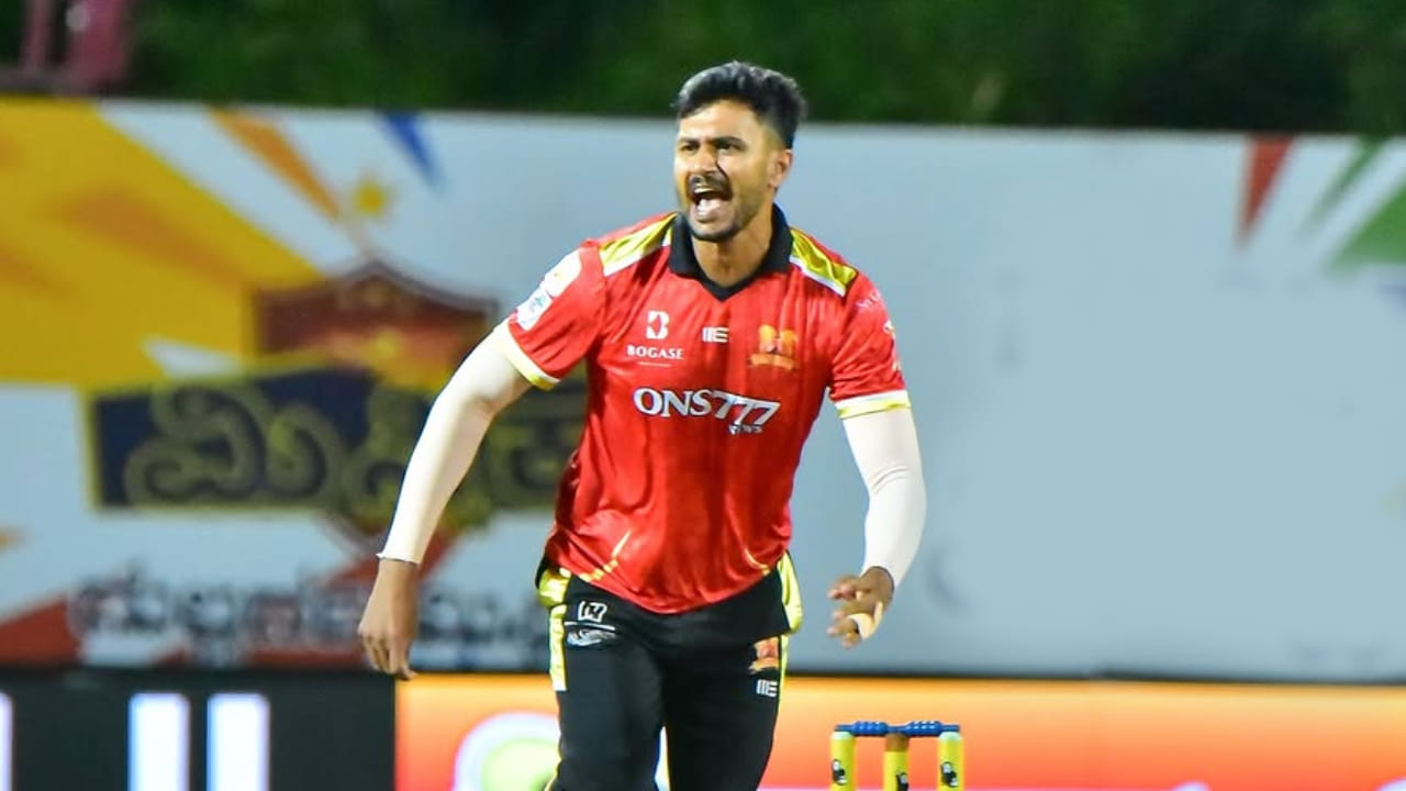 ದೇಶೀಯ ಕ್ರಿಕೆಟ್‌ನಲ್ಲಿ ಗೋವಾ ಪರ ಕಣಕ್ಕಿಳಿಯುತ್ತಿರುವ ವಾಸುಕಿ ಕೌಶಿಕ್ ಪಂಜಾಬ್ ವಿರುದ್ಧದ ವಿಜಯ ಹಝಾರೆ ಟೂರ್ನಿಯ ಪಂದ್ಯದಲ್ಲಿ 8 ಓವರ್‌ಗಳಲ್ಲಿ 22 ರನ್ ನೀಡಿ 2 ವಿಕೆಟ್ ಎಗರಿಸಿದ್ದರು. ಈ ಎರಡು ವಿಕೆಟ್‌ಗಳೊಂದಿಗೆ ವಾಸುಕಿ ವಿಂಡೀಸ್ ವೇಗಿಗಳ ವಿಶ್ವ ದಾಖಲೆ ಪಟ್ಟಿಗೆ ಎಂಟ್ರಿ ಕೊಟ್ಟಿದ್ದಾರೆ.