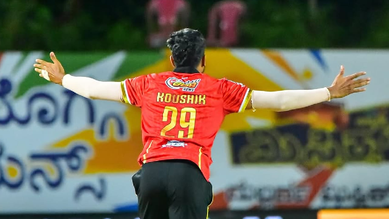 ಅಂದರೆ ಲಿಸ್ಟ್ ಎ ಕ್ರಿಕೆಟ್‌ನಲ್ಲಿ 2500 ಕ್ಕಿಂತ ಹೆಚ್ಚಿನ ಎಸೆತಗಳನ್ನು ಎಸೆದು ಅತ್ಯುತ್ತಮ ಸರಾಸರಿ ಹೊಂದಿರುವ ವಿಶ್ವದ 2ನೇ ಬೌಲರ್ ಎಂಬ ಹೆಗ್ಗಳಿಕೆಯನ್ನು ವಾಸುಕಿ ಕೌಶಿಕ್ ತಮ್ಮದಾಗಿಸಿಕೊಂಡಿದ್ದಾರೆ. ವಾಸುಕಿ ಈವರೆಗೆ 50 ಲಿಸ್ಟ್ ಎ ಪಂದ್ಯಗಳನ್ನಾಡಿದ್ದಾರೆ. ಈ ವೇಳೆ 2526 ಎಸೆತಗಳನ್ನು ಎಸೆದಿದ್ದಾರೆ.