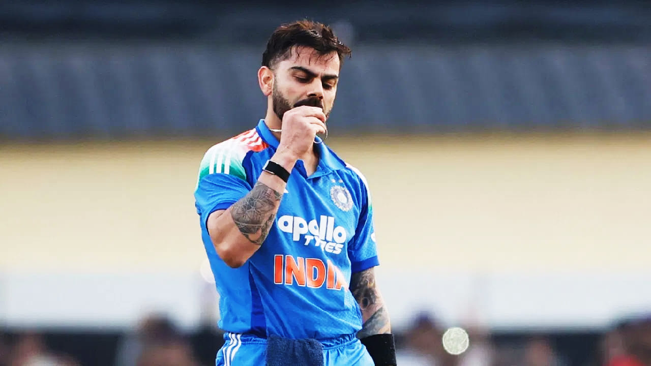 ಇದೀಗ 37ನೇ ವಯಸ್ಸಿನಲ್ಲಿ 93 ರನ್​​ಗಳಿಸಿ ಕೇವಲ 7 ರನ್​​ಗಳಿಂದ ಶತಕ ವಂಚಿತರಾಗುವ ಮೂಲಕ ವಿರಾಟ್ ಕೊಹ್ಲಿ ಏಕದಿನ ಕ್ರಿಕೆಟ್​​ನಲ್ಲಿ ಹೊಸ ಇತಿಹಾಸ ಬರೆದಿದ್ದಾರೆ. ಈ ಇತಿಹಾಸದೊಂದಿಗೆ ಅಂತಾರಾಷ್ಟ್ರೀಯ ಕ್ರಿಕೆಟ್​​ನಲ್ಲಿ 28 ಸಾವಿರ ರನ್ ಪೂರೈಸಿದ ವಿಶ್ವದ ಮೂರನೇ ಬ್ಯಾಟರ್ ಎಂಬ ಹೆಗ್ಗಳಿಕೆಯನ್ನು ಕೂಡ ಕಿಂಗ್ ಕೊಹ್ಲಿ ತಮ್ಮದಾಗಿಸಿಕೊಂಡಿದ್ದಾರೆ.