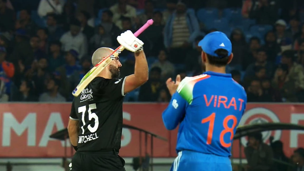 ಅಷ್ಟೇ ಅಲ್ಲದೆ ಭಾನುವಾರ ನಡೆಯಲಿರುವ 3ನೇ ಏಕದಿನ ಪಂದ್ಯದಲ್ಲಿ ವಿರಾಟ್ ಕೊಹ್ಲಿ ಶತಕದ ಇನಿಂಗ್ಸ್ ಆಡಿದರೆ ಡೇರಿಲ್ ಮಿಚೆಲ್ ಅವರನ್ನು ಹಿಂದಿಕ್ಕಿ ಬುಧವಾರ ಮತ್ತೆ ಐಸಿಸಿ ರ್ಯಾಂಕಿಂಗ್​ನಲ್ಲಿ ಅಗ್ರಸ್ಥಾನವನ್ನು ಅಲಂಕರಿಸಬಹುದು. ಹೀಗಾಗಿ ಭಾನುವಾರದ ಪಂದ್ಯವು ಡೇರಿಲ್ ಮಿಚೆಲ್ ಹಾಗೂ ವಿರಾಟ್ ಕೊಹ್ಲಿ ನಡುವೆ ರ್ಯಾಂಕಿಂಗ್ ಕದನ ಎಂದರೆ ತಪ್ಪಾಗಲಾರದು.