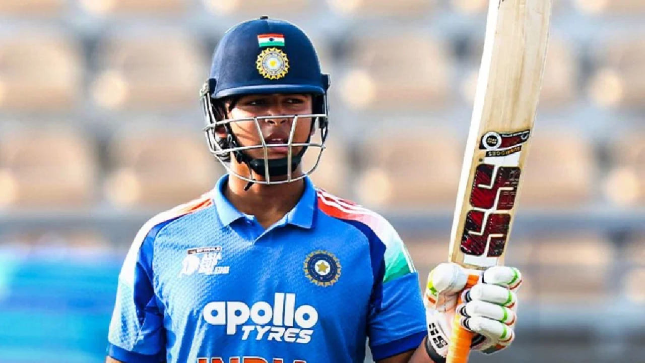 ಆದರೆ ಅರ್ಧಶತಕದ ಬೆನ್ನಲ್ಲೇ ಭರ್ಜರಿ ಹೊಡೆತಕ್ಕೆ ಮುಂದಾದ ವೈಭವ್ ಸೂರ್ಯವಂಶಿ 30 ಎಸೆತಗಳಲ್ಲಿ 4 ಭರ್ಜರಿ ಸಿಕ್ಸ್ ಹಾಗೂ 4 ಫೋರ್​ಗಳೊಂದಿಗೆ 52 ರನ್​ಗಳಿಸಿ ವಿಕೆಟ್ ಒಪ್ಪಿಸಿದರು. ವೈಭವ್ ಅವರ ಈ ಸಿಡಿಲಬ್ಬರದ ಬ್ಯಾಟಿಂಗ್​ನೊಂದಿಗೆ ಟೀಮ್ ಇಂಡಿಯಾ ಉತ್ತಮ ಆರಂಭ ಪಡೆದುಕೊಂಡಿದೆ.