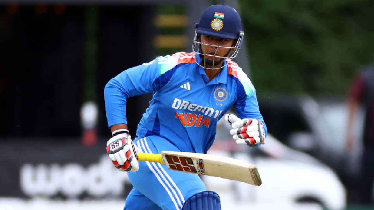 ಸೌತ್ ಆಫ್ರಿಕಾ ಅಂಡರ್-19 ತಂಡದ ವಿರುದ್ಧ ಯೂತ್ ಒಡಿಐ ಸರಣಿಯ ಎರಡನೇ ಪಂದ್ಯದಲ್ಲಿ ವೈಭವ್ ಸೂರ್ಯವಂಶಿ ಸಿಡಿಲಬ್ಬರದ ಬ್ಯಾಟಿಂಗ್ ಪ್ರದರ್ಶಿಸಿದ್ದಾರೆ. ಈ ಪಂದ್ಯದಲ್ಲಿ ಮೊದಲು ಬ್ಯಾಟ್ ಮಾಡಿದ ಸೌತ್ ಆಫ್ರಿಕಾ ತಂಡವು 49.3 ಓವರ್​ಗಳಲ್ಲಿ 245 ರನ್​ ಕಲೆಹಾಕಿತು.