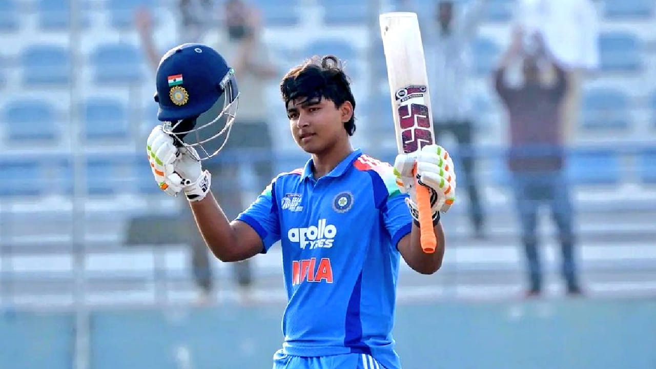 ಈ ಗುರಿಯನ್ನು ಬೆನ್ನತ್ತಿದ ಟೀಮ್ ಇಂಡಿಯಾ ಪರ ಆರಂಭಿಕನಾಗಿ ಕಣಕ್ಕಿಳಿದ ವೈಭವ್ ಸೂರ್ಯವಂಶಿ ವಿಸ್ಫೋಟಕ ಬ್ಯಾಟಿಂಗ್ ಪ್ರದರ್ಶಿಸಿದರು. ಮೊದಲ ಓವರ್​ನಿಂದಲೇ ಅಬ್ಬರಿಲಾರಂಭಿಸಿದ ಯುವ ದಾಂಡಿಗ 5 ಓವರ್​ಗಳ ಒಳಗೆಯೇ 6 ಸಿಕ್ಸರ್​ ಸಿಡಿಸಿದ್ದರು.