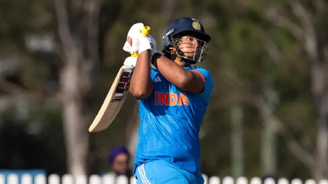 ಸೌತ್ ಆಫ್ರಿಕಾ ವಿರುದ್ಧದ ಯೂತ್ ಒಡಿಐ ಪಂದ್ಯದಲ್ಲಿ ಆರಂಭಿಕನಾಗಿ ಕಣಕ್ಕಿಳಿದ ವೈಭವ್ ಸೂರ್ಯವಂಶಿ ಸಿಡಿಲಬ್ಬರದ ಬ್ಯಾಟಿಂಗ್ ಪ್ರದರ್ಶಿಸಿದ್ದರು. ಈ ಅಬ್ಬರದ ಬ್ಯಾಟಿಂಗ್ನೊಂದಿಗೆ ಯುವ ಎಡಗೈ ದಾಂಡಿಗ ಕೇವಲ 15 ಎಸೆತಗಳಲ್ಲಿ ಅರ್ಧಶತಕ ಪೂರೈಸಿದ್ದರು.