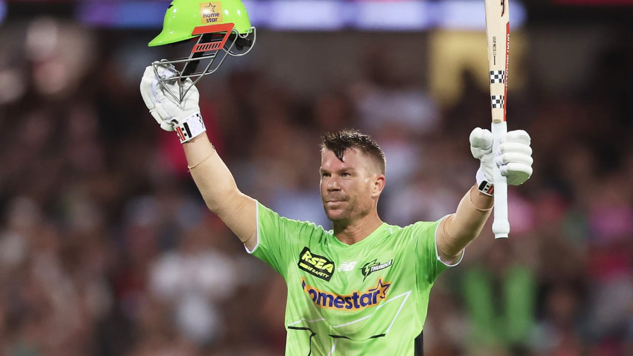 ಸಿಡ್ನಿ ಕ್ರಿಕೆಟ್ ಮೈದಾನದಲ್ಲಿ ನಡೆದ ಈ ಪಂದ್ಯದಲ್ಲಿ ಮೊದಲು ಬ್ಯಾಟಿಂಗ್ ಮಾಡಿದ ಥಂಡರ್ ತಂಡದ ಪರ ಅಬ್ಬರಿಸಿದ ಡೇವಿಡ್ ವಾರ್ನರ್ ಈ ಆವೃತ್ತಿಯ ಎರಡನೇ ಶತಕ ಬಾರಿಸಿದರು. ಈ ಪಂದ್ಯದಲ್ಲಿ ಡೇವಿಡ್ ವಾರ್ನರ್ 65 ಎಸೆತಗಳಲ್ಲಿ ಅಜೇಯ 110 ರನ್ ಗಳಿಸಿದರು. ಅವರ ಇನ್ನಿಂಗ್ಸ್‌ನಲ್ಲಿ 11 ಬೌಂಡರಿ ಮತ್ತು 4 ಸಿಕ್ಸರ್‌ಗಳು ಸೇರಿದ್ದವು. 