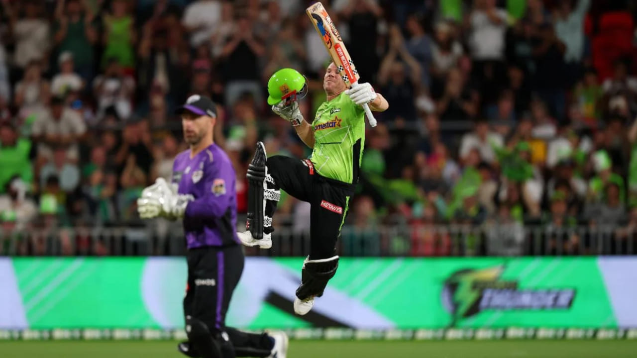 ಸಿಡ್ನಿ ಥಂಡರ್ ಮತ್ತು ಹೋಬಾರ್ಟ್ ಹರಿಕೇನ್ಸ್ ನಡುವೆ ನಡೆದ ಬಿಬಿಎಲ್‌ನ 21 ನೇ ಪಂದ್ಯದಲ್ಲಿ ಡೇವಿಡ್ ವಾರ್ನರ್ ಟಿ20 ಕ್ರಿಕೆಟ್‌ನಲ್ಲಿ ತಮ್ಮ ಒಂಬತ್ತನೇ ಶತಕವನ್ನು ದಾಖಲಿಸಿದರು. ಈ ಶತಕದೊಂದಿಗೆ, ವಾರ್ನರ್ ಈಗ ಟಿ20 ಕ್ರಿಕೆಟ್ ಇತಿಹಾಸದಲ್ಲಿ ಅತಿ ಹೆಚ್ಚು ಶತಕಗಳನ್ನು ಬಾರಿಸಿದ ಆಟಗಾರರ ಪಟ್ಟಿಯಲ್ಲಿ ಜಂಟಿಯಾಗಿ ಎರಡನೇ ಸ್ಥಾನ ಪಡೆದುಕೊಂಡಿದ್ದಾರೆ. 