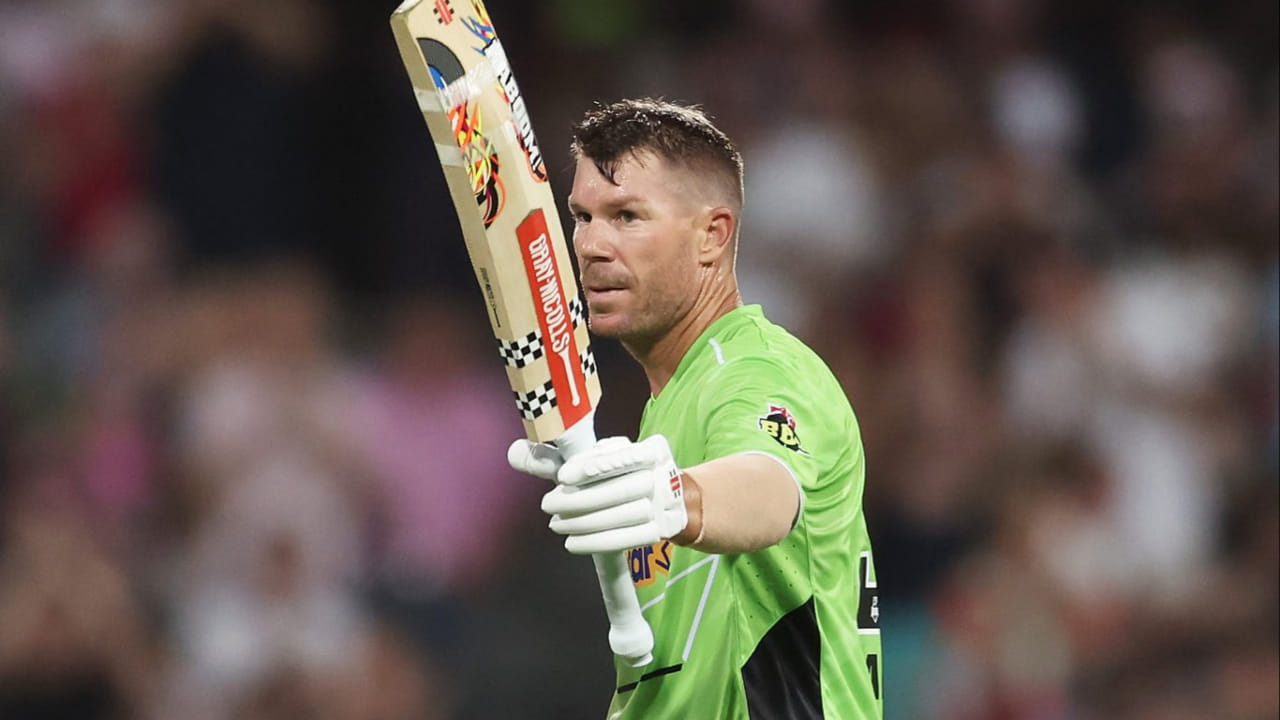 ವಾರ್ನರ್ ಅವರ ಈ ಸ್ಫೋಟಕ ಶತಕದಿಂದಾಗಿ ಮೊದಲು ಬ್ಯಾಟಿಂಗ್‌ ಮಾಡಿದ ಸಿಡ್ನಿ ಥಂಡರ್ ತಂಡವು 20 ಓವರ್‌ಗಳಲ್ಲಿ 6 ವಿಕೆಟ್‌ಗಳ ನಷ್ಟಕ್ಕೆ 189 ರನ್ ಗಳಿಸಿತು. ಈ ಅದ್ಭುತ ಶತಕದೊಂದಿಗೆ ವಾರ್ನರ್, ಟಿ20 ಕ್ರಿಕೆಟ್ ಇತಿಹಾಸದಲ್ಲಿ ಅತಿ ಹೆಚ್ಚು ಶತಕಗಳನ್ನು ಬಾರಿಸಿದ ಬ್ಯಾಟ್ಸ್‌ಮನ್‌ಗಳ ಪಟ್ಟಿಯಲ್ಲಿ ವಿರಾಟ್ ಕೊಹ್ಲಿಯನ್ನು ಹಿಂದಿಕ್ಕಿದ್ದಾರೆ.
