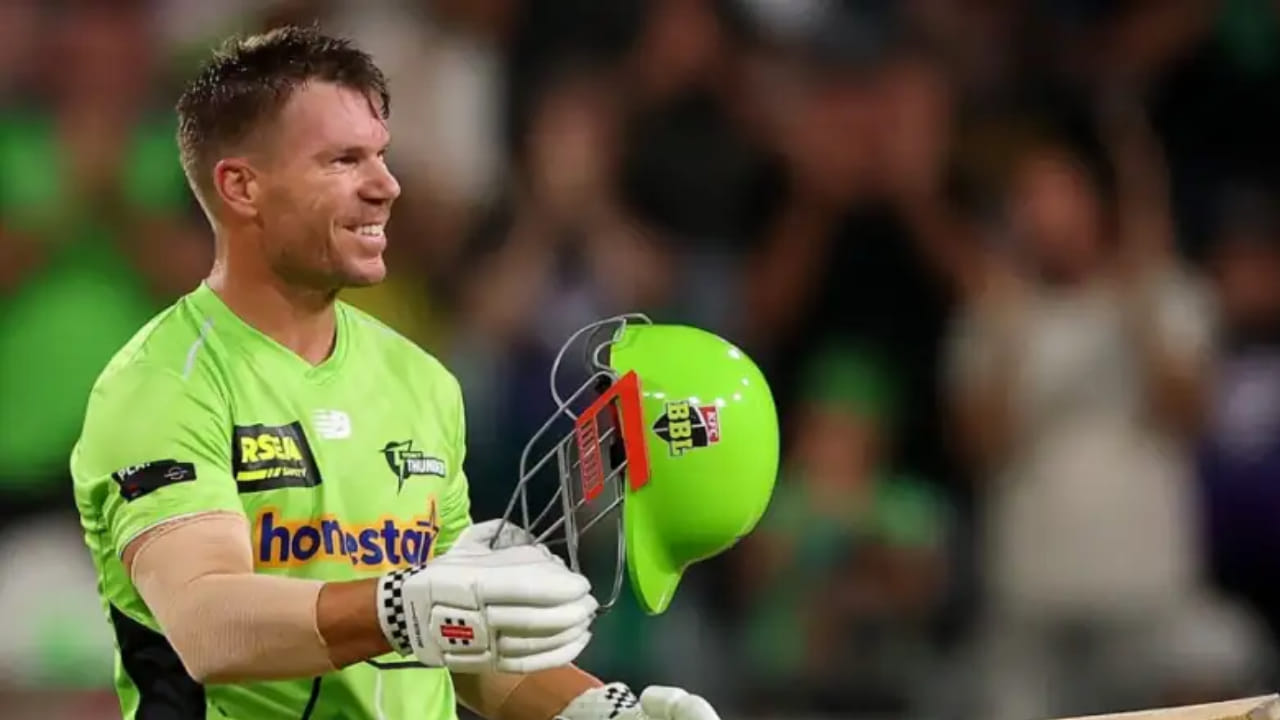 ಡೇವಿಡ್ ವಾರ್ನರ್ ತಮ್ಮ 10 ನೇ ಟಿ20 ಶತಕವನ್ನು ಗಳಿಸುವ ಮೂಲಕ ವಿರಾಟ್ ಕೊಹ್ಲಿಯನ್ನು ಹಿಂದಿಕ್ಕಿದ್ದಾರೆ. ಇದರೊಂದಿಗೆ ವಾರ್ನರ್ ಅತಿ ಹೆಚ್ಚು ಟಿ20 ಶತಕಗಳನ್ನು ಬಾರಿಸಿದ ಆಟಗಾರರ ಪಟ್ಟಿಯಲ್ಲಿ ಮೂರನೇ ಸ್ಥಾನವನ್ನು ಪಡೆದುಕೊಂಡಿದ್ದಾರೆ. 