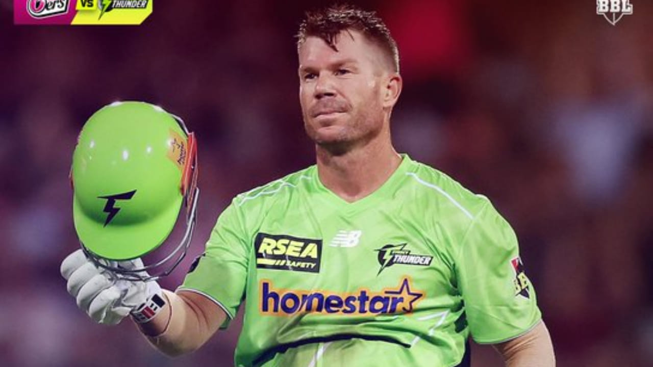 ಅಂತರರಾಷ್ಟ್ರೀಯ ಕ್ರಿಕೆಟ್​ಗೆ ವಿದಾಯ ಹೇಳಿದ ಬಳಿಕ ಟಿ20 ಲೀಗ್​ಗಳಲ್ಲಿ ನಿರತರಾಗಿರುವ ಆಸ್ಟ್ರೇಲಿಯಾದ ಮಾಜಿ ಆರಂಭಿಕ ಆಟಗಾರ ಡೇವಿಡ್ ವಾರ್ನರ್ ತಮ್ಮ ಸ್ಫೋಟಕ ಬ್ಯಾಟಿಂಗ್ ಮೂಲಕ ಮತ್ತೊಮ್ಮೆ ಕ್ರಿಕೆಟ್ ಜಗತ್ತಿನಲ್ಲಿ ಸಂಚಲನ ಮೂಡಿಸಿದ್ದಾರೆ. ಬಿಗ್ ಬ್ಯಾಷ್ ಲೀಗ್ 2025-26 ರ 37 ನೇ ಪಂದ್ಯದಲ್ಲಿ, ಸಿಡ್ನಿ ಥಂಡರ್ ನಾಯಕ ಡೇವಿಡ್ ವಾರ್ನರ್ ಸಿಡ್ನಿ ಸಿಕ್ಸರ್ಸ್ ವಿರುದ್ಧ ಸ್ಫೋಟಕ ಶತಕ ಬಾರಿಸಿದ್ದಾರೆ.