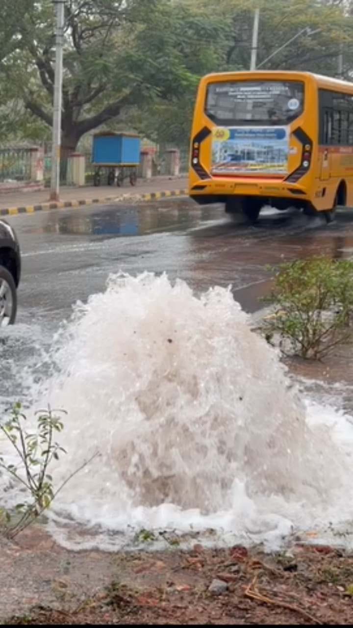 ಪೈಪ್ ಒಡೆದು ಕಾರಂಜಿ ರೀತಿ ಚಿಮ್ಮಿದ ನೀರು