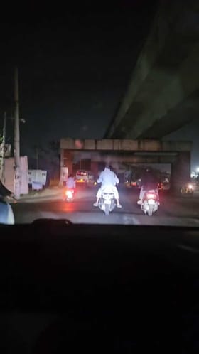 ನಡುರಸ್ತೆಯಲ್ಲೇ ವೀಲ್ಹಿಂಗ್ ಮಾಡಿದ ಪುಂಡರು!