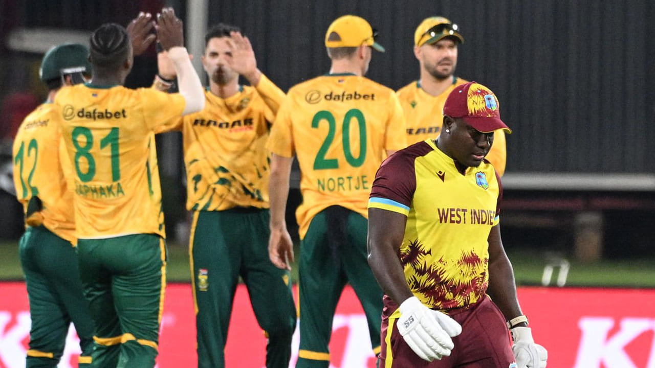 ಸೆಂಚುರಿಯನ್ನ ಸೂಪರ್ ಸ್ಪೋರ್ಟ್ ಪಾರ್ಕ್ ಮೈದಾನದಲ್ಲಿ ನಡೆದ ಈ ಪಂದ್ಯದಲ್ಲಿ ಸೌತ್ ಆಫ್ರಿಕಾ ಹಾಗೂ ವೆಸ್ಟ್ ಇಂಡೀಸ್ ತಂಡಗಳು ಮುಖಾಮುಖಿಯಾಗಿದ್ದವು. ಈ ಮ್ಯಾಚ್ನಲ್ಲಿ ಟಾಸ್ ಗೆದ್ದ ಸೌತ್ ಆಫ್ರಿಕಾ ಬೌಲಿಂಗ್ ಆಯ್ದುಕೊಂಡಿದ್ದರು. ಅದರಂತೆ ಮೊದಲು ಬ್ಯಾಟ್ ಮಾಡಿದ ವೆಸ್ಟ್ ಇಂಡೀಸ್ 20 ಓವರ್ಗಳಲ್ಲಿ ಕಲೆಹಾಕಿದ್ದು ಬರೋಬ್ಬರಿ 221 ರನ್ಗಳು.