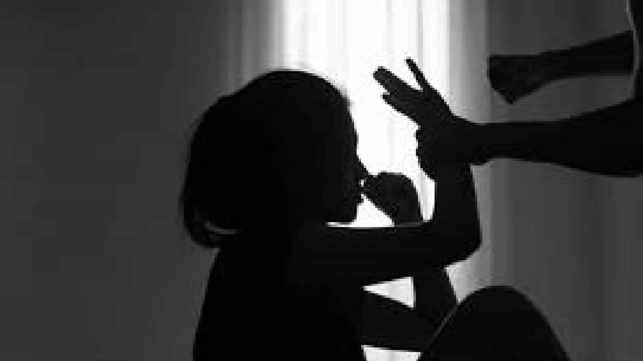 ಮಣಿಪುರ: ಎರಡು ವರ್ಷಗಳ ಹಿಂದೆ ಸಾಮೂಹಿಕ ಅತ್ಯಾಚಾರಕ್ಕೊಳಗಾಗಿದ್ದ ಯುವತಿ ಸಾವು ಮಣಿಪುರ: ಎರಡು ವರ್ಷಗಳ ಹಿಂದೆ ಸಾಮೂಹಿಕ ಅತ್ಯಾಚಾರಕ್ಕೊಳಗಾಗಿದ್ದ ಯುವತಿ ಸಾವು