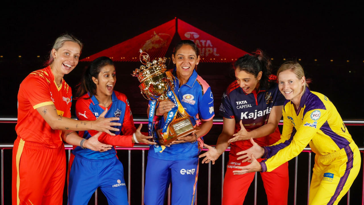 ಅದರಂತೆ ಡೆಲ್ಲಿ ಕ್ಯಾಪಿಟಲ್ಸ್ ತಂಡದ ನಾಯಕಿಯಾಗಿ ಈ ಬಾರಿ ಜೆಮಿಯಾ ರೊಡ್ರಿಗಸ್ ಕಾಣಿಸಿಕೊಳ್ಳಲಿದ್ದಾರೆ. ಹಾಗೆಯೇ ಯುಪಿ ವಾರಿಯರ್ಸ್ ತಂಡವನ್ನು ಆಸ್ಟ್ರೇಲಿಯನ್ ಆಟಗಾರ್ತಿ ಮೆಗ್ ಲ್ಯಾನಿಂಗ್ ಮುನ್ನಡೆಸಲಿದ್ದಾರೆ. ಅದೇ ರೀತಿ ಗುಜರಾತ್ ಜೈಂಟ್ಸ್ ತಂಡದ ನಾಯಕಿಯಾಗಿ ಆ್ಯಶ್ಲೀ ಗಾರ್ಡನರ್ ಕಣಕ್ಕಿಳಿಯಲಿದ್ದಾರೆ. ಇನ್ನು ಆರ್ಸಿಬಿ ಹಾಗೂ ಮುಂಬೈ ಇಂಡಿಯನ್ಸ್ ತಂಡದ ನಾಯಕಿಯಾಗಿ ಸ್ಮೃತಿ ಮಂಧಾನ ಮತ್ತು ಹರ್ಮನ್ಪ್ರೀತ್ ಕೌರ್ ಮುಂದುವರೆದಿದ್ದಾರೆ. ಅದರಂತೆ ಈ ಬಾರಿಯ ವುಮೆನ್ಸ್ ಪ್ರೀಮಿಯರ್ ಲೀಗ್ನಲ್ಲಿ ಕಣಕ್ಕಿಳಿಯುವ 5 ತಂಡಗಳು ಈ ಕೆಳಗಿನಂತಿವೆ...