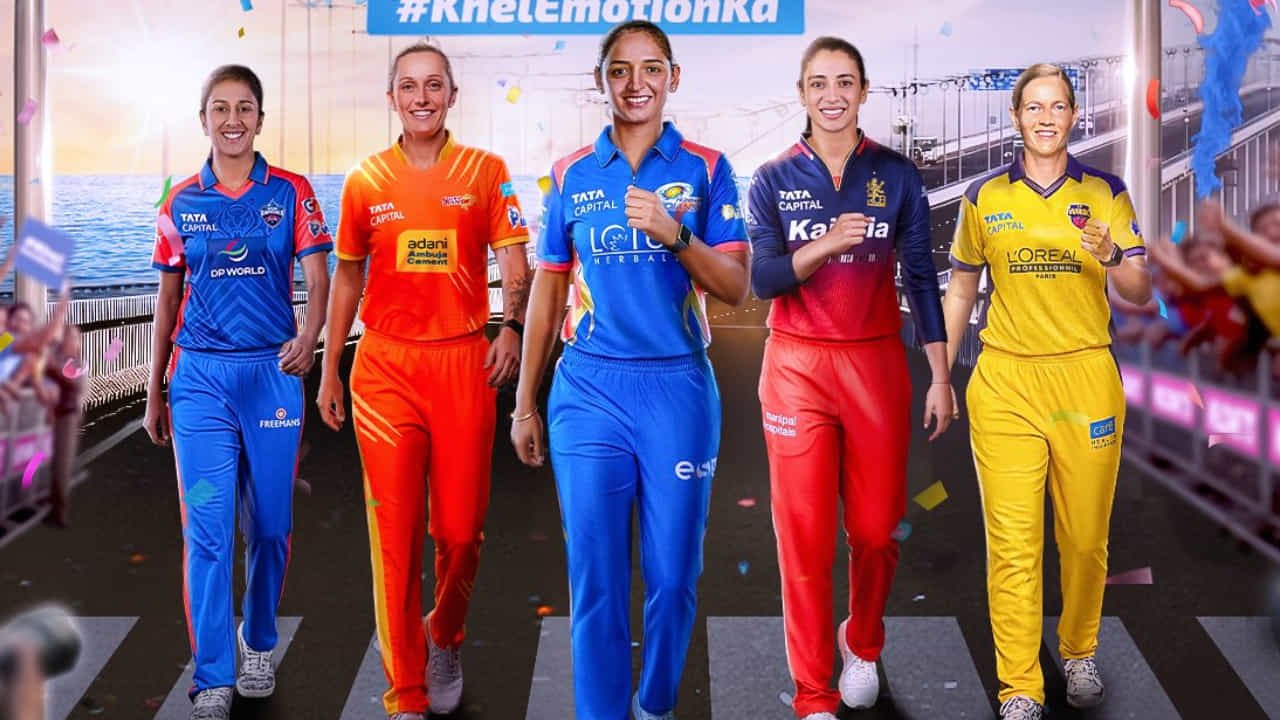 ಮಹಿಳಾ ಪ್ರೀಮಿಯರ್ ಲೀಗ್ 2026 ಟೂರ್ನಮೆಂಟ್ನಲ್ಲಿ ಈಗಾಗಲೇ 17 ಪಂದ್ಯಗಳು ಮುಗಿದಿವೆ. ಲೀಗ್ ಹಂತದಲ್ಲಿ ಇನ್ನೂ 3 ಪಂದ್ಯಗಳು ಮಾತ್ರ ಬಾಕಿ ಉಳಿದಿವೆ. ಆದಾಗ್ಯೂ ಆರ್ಸಿಬಿಯನ್ನು ಹೊರತುಪಡಿಸಿ ಬೇರೆ ಯಾವ ತಂಡವೂ ಪ್ಲೇ ಆಫ್ಗೆ ಅರ್ಹತೆ ಪಡೆದುಕೊಂಡಿಲ್ಲ. ಇದರರ್ಥ ಇನ್ನು ನಾಲ್ಕು ತಂಡಗಳು ಪ್ಲೇ ಆಫ್ ರೇಸ್ನಲ್ಲಿವೆ. ಹೀಗಾಗಿ ನಾಕೌಟ್ ಹಂತ ತಲುಪ ಬೇಕೆಂದರೆ 4 ತಂಡಗಳು ಉಳಿದ 3 ಪಂದ್ಯಗಳಲ್ಲಿ ಏನು ಮಾಡಬೇಕು ಎಂಬುದನ್ನು ನೋಡುವುದಾದರೆ..