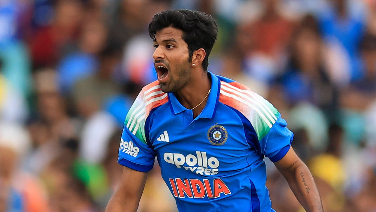 ವಡೋದರಾದಲ್ಲಿ ನಡೆದ ಮೊದಲ ಏಕದಿನ ಪಂದ್ಯದಲ್ಲಿ ಕಣಕ್ಕಿಳಿದಿದ್ದ ವಾಷಿಂಗ್ಟನ್ ಸುಂದರ್ ಗಾಯಗೊಂಡಿದ್ದರು. ಹೀಗಾಗಿ ಬೌಲಿಂಗ್ ವೇಳೆ ಅರ್ಧದಲ್ಲೇ ಮೈದಾನ ತೊರೆದಿದ್ದರು. ಇದಾಗ್ಯೂ ಅವರು ಬ್ಯಾಟಿಂಗ್​ಗೆ ಆಗಮಿಸಿದ್ದರು. ಇದೀಗ ಸುಂದರ್ ಅವರ ಗಾಯದ ವೈದ್ಯಕೀಯ ವರದಿ ಬಂದಿದೆ.