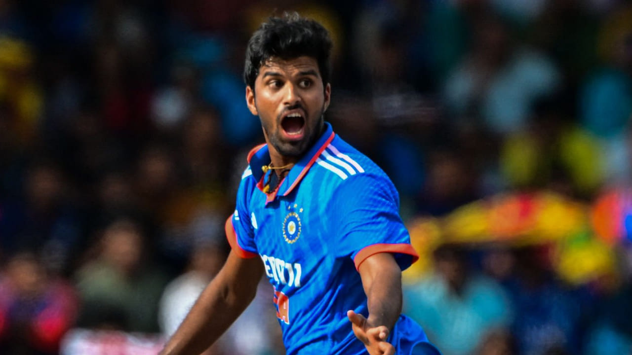 ಮತ್ತೊಂದೆಡೆ ನ್ಯೂಝಿಲೆಂಡ್ ವಿರುದ್ಧದ ಮೊದಲ ಏಕದಿನ ಪಂದ್ಯದಲ್ಲಿ ಕಣಕ್ಕಿಳಿದಿದ್ದ ಟೀಮ್ ಇಂಡಿಯಾ ಆಲ್​ರೌಂಡರ್ ವಾಷಿಂಗ್ಟನ್ ಸುಂದರ್ ಪೆಕ್ಕೆಲುಬಿಗೆ ಗಾಯಕ್ಕೆ ತುತ್ತಾಗಿದ್ದಾರೆ. ಹೀಗಾಗಿ ಕಿವೀಸ್ ವಿರುದ್ಧದ 2 ಏಕದಿನ ಪಂದ್ಯಗಳಿಂದ ಹೊರಗುಳಿದಿದ್ದಾರೆ. ಅಲ್ಲದೆ ಮುಂಬರುವ ಟಿ20 ಸರಣಿಯಲ್ಲೂ ಸುಂದರ್ ಕಾಣಿಸಿಕೊಳ್ಳುವುದು ಡೌಟ್.