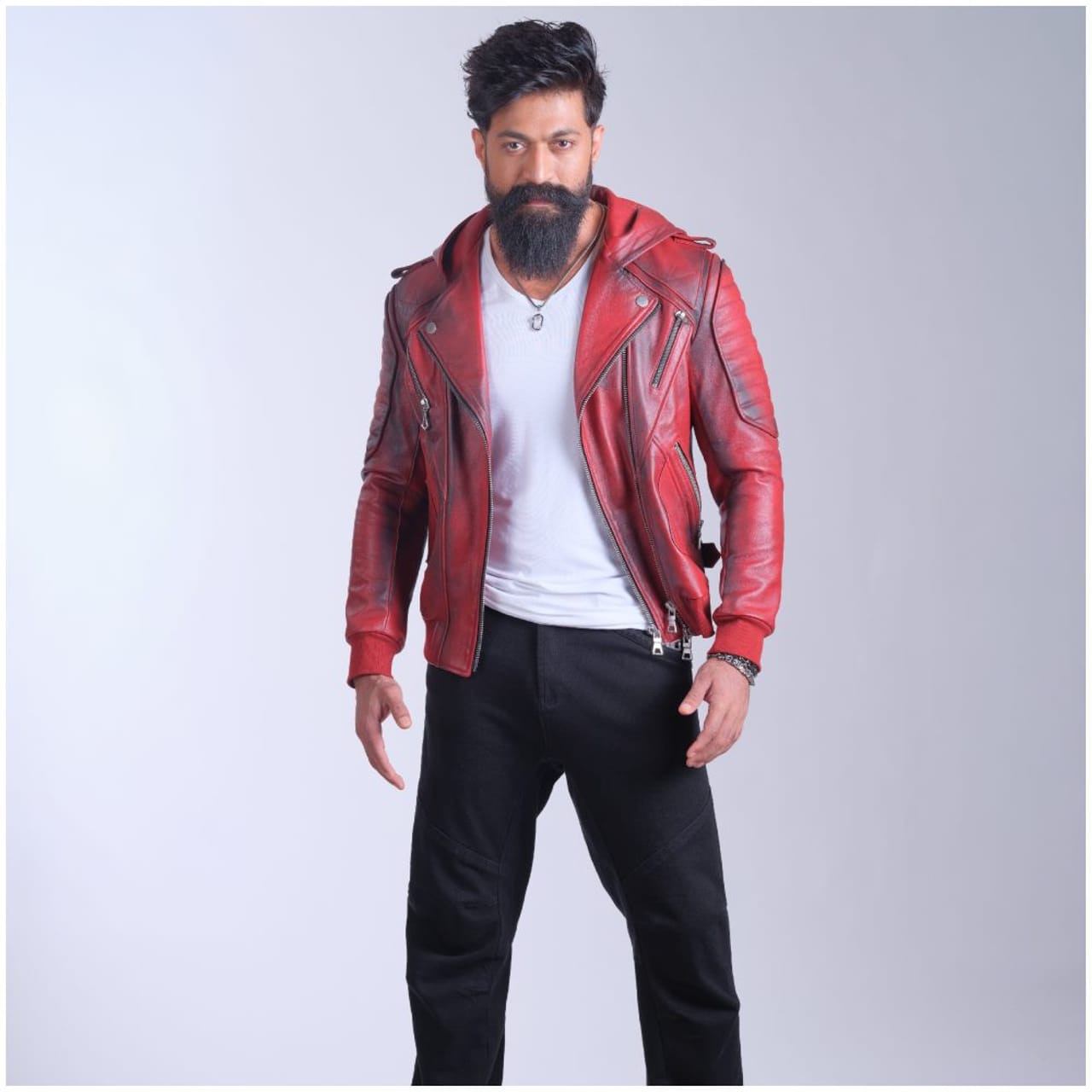 ನಟ ಯಶ್ ಅವರಿಗೆ ಜನವರಿ 8 ಜನ್ಮದಿನ. ಹುಟ್ಟುಹಬ್ಬಕ್ಕೂ ಮೊದಲು ಅವರು ಸ್ಟೈಲಿಶ್ ಆಗಿ ಫೋಟೋಶೂಟ್ ಮಾಡಿಸಿ ಗಮನ ಸೆಳೆದಿದ್ದಾರೆ. ಅವರು ಹ್ಯಾಂಡ್ಸಮ್ ಹಂಕ್ ರೀತಿ ಕಾಣಿಸಿದ್ದಾರೆ. ಅವರ ಈ ಫೋಟೋಗಳಿಗೆ ಮಹಿಳಾ ಅಭಿಮಾನಿಗಳು ಮನಸೋತಿದ್ದಾರೆ. 