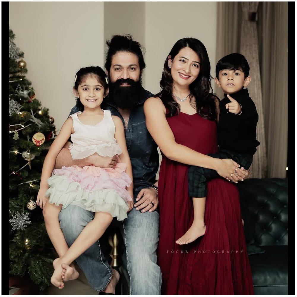 ಯಶ್ ಅವರು ಸಮಯ ಸಿಕ್ಕಾಗ ಕುಟುಂಬದ ಜೊತೆ ಕಳೆಯಲು ಇಷ್ಟಪಡುತ್ತಾರೆ. ಆದರೆ, ‘ಟಾಕ್ಸಿಕ್’ ಕೆಲಸಗಳು ಹೆಚ್ಚಿರುವುದರಿಂದ ಅವರಿಗೆ ಕುಟುಂಬಕ್ಕೆ ಸಮಯ ನೀಡಲು ಸಾಧ್ಯವಾಗುತ್ತಿಲ್ಲ. ಉತ್ತಮ ರೀತಿಯಲ್ಲಿ ಸಿನಿಮಾ ತರುವ ಪ್ಲ್ಯಾನ್ ಅಲ್ಲಿ ತಂಡ ಇದೆ. 