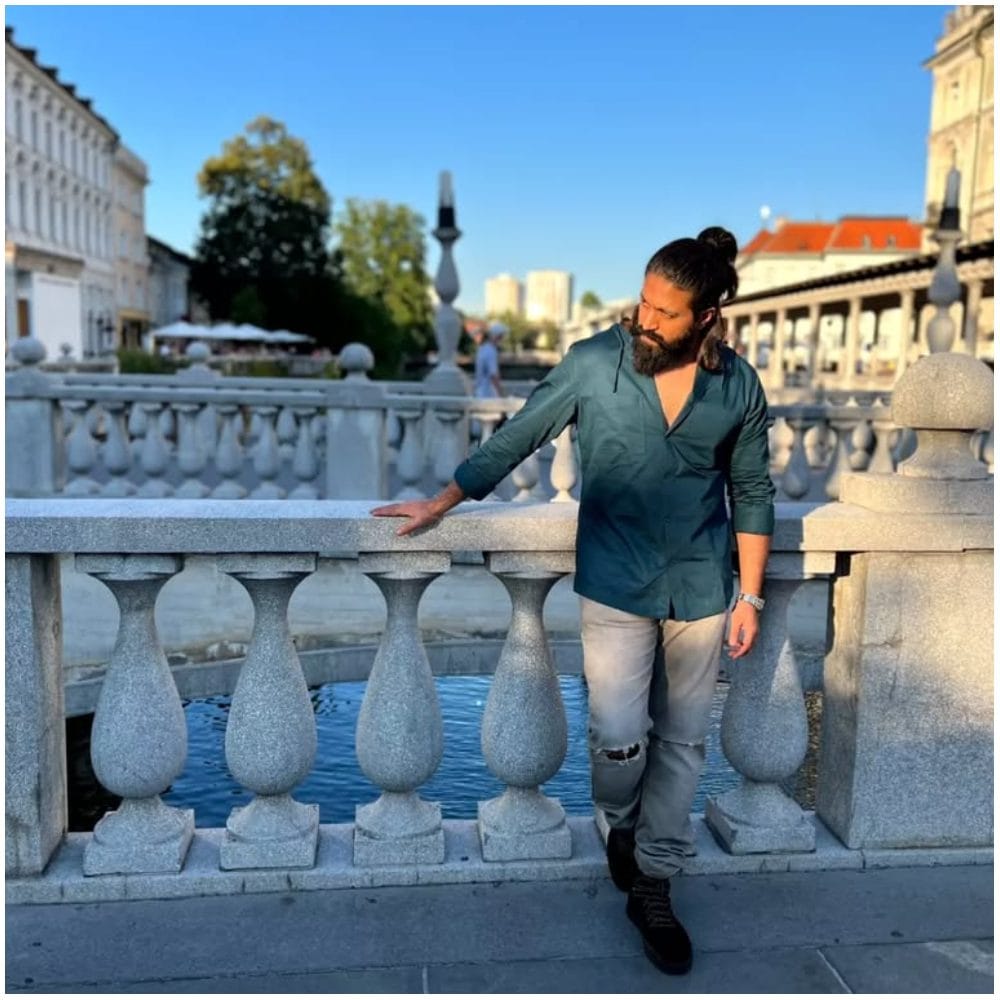 ‘ಕೆಜಿಎಫ್ 2’ ಬಳಿಕ ರಿಲೀಸ್ ಆಗುತ್ತಿರುವ ಸಿನಿಮಾ ‘ಟಾಕ್ಸಿಕ್’. ಎರಡೂ ಸಿನಿಮಾ ಮಧ್ಯೆ 4 ವರ್ಷಗಳ ಅಂತರ ಇದೆ. ಈ ಚಿತ್ರವನ್ನು ‘ಕೆವಿಎನ್’ ನಿರ್ಮಾಣ ಮಾಡಿದೆ. ಯಶ್ ಅವರು ಕೂಡ ಈ ಚಿತ್ರಕ್ಕೆ ನಿರ್ಮಾಪಕರು. ಕನ್ನಡದ ಜೊತೆ ಇಂಗ್ಲಿಷ್​ನಲ್ಲೂ ಸಿನಿಮಾ ಶೂಟ್ ಆಗಿದೆ. 