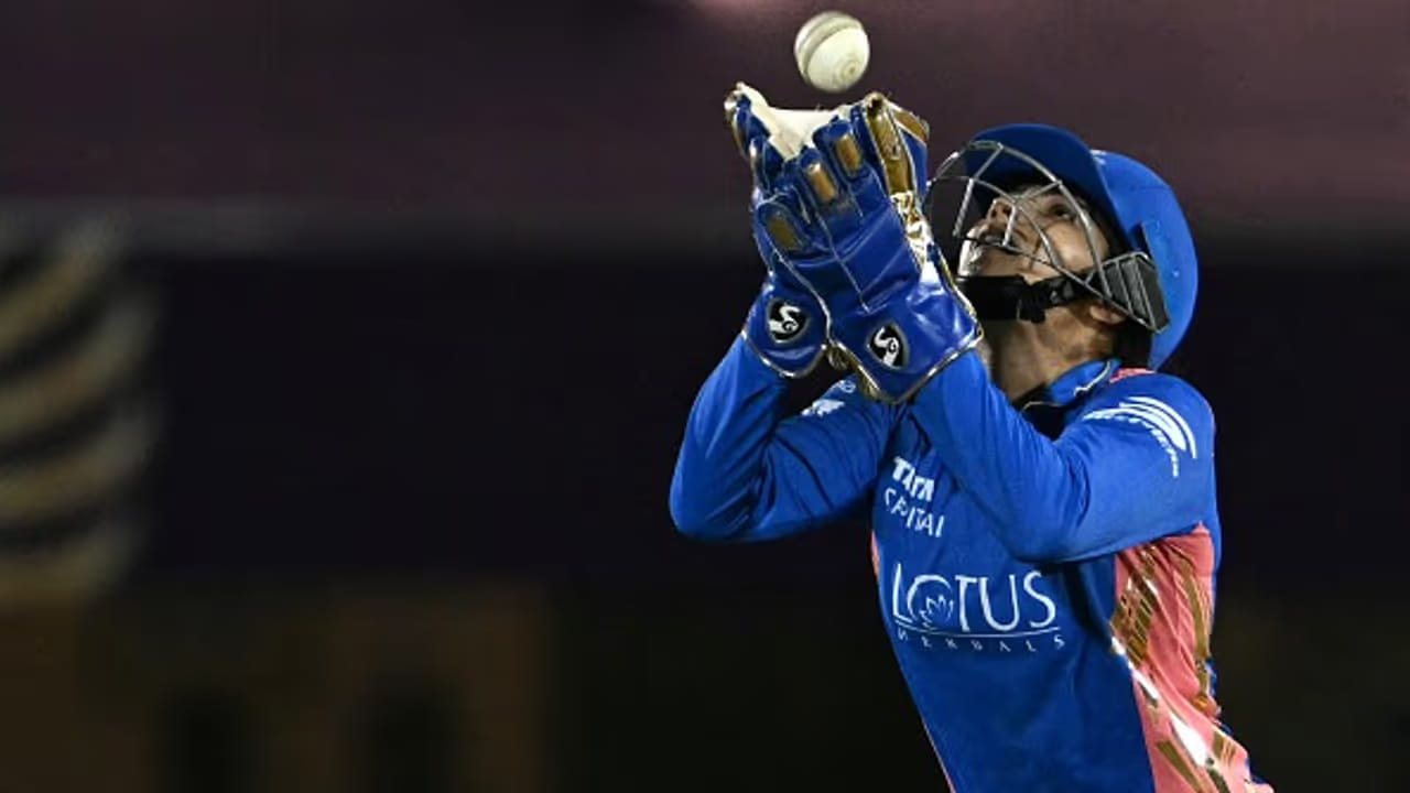 ಯಸ್ತಿಕಾ ಭಾಟಿಯಾ ಮೊದಲ ಸೀಸನ್ನಿಂದಲೂ ಲೀಗ್ನ ಭಾಗವಾಗಿದ್ದು, ಮೊದಲ ಮೂರು ಆವೃತ್ತಿಗಳಲ್ಲಿ ಅವರು ಎರಡು ಬಾರಿ ಪ್ರಶಸ್ತಿ ಗೆದ್ದ ಮುಂಬೈ ತಂಡದ ಭಾಗವಾಗಿದ್ದರು. ಆದಾಗ್ಯೂ, ಕಳೆದ ಸೀಸನ್ನಲ್ಲಿ ಅವರು ಕಳಪೆ ಪ್ರದರ್ಶನ ನೀಡಿದ್ದರಿಂದ ಮುಂಬೈ ಇಂಡಿಯನ್ಸ್ನಿಂದ ಬಿಡುಗಡೆಯಾಗಬೇಕಾಯಿತು.