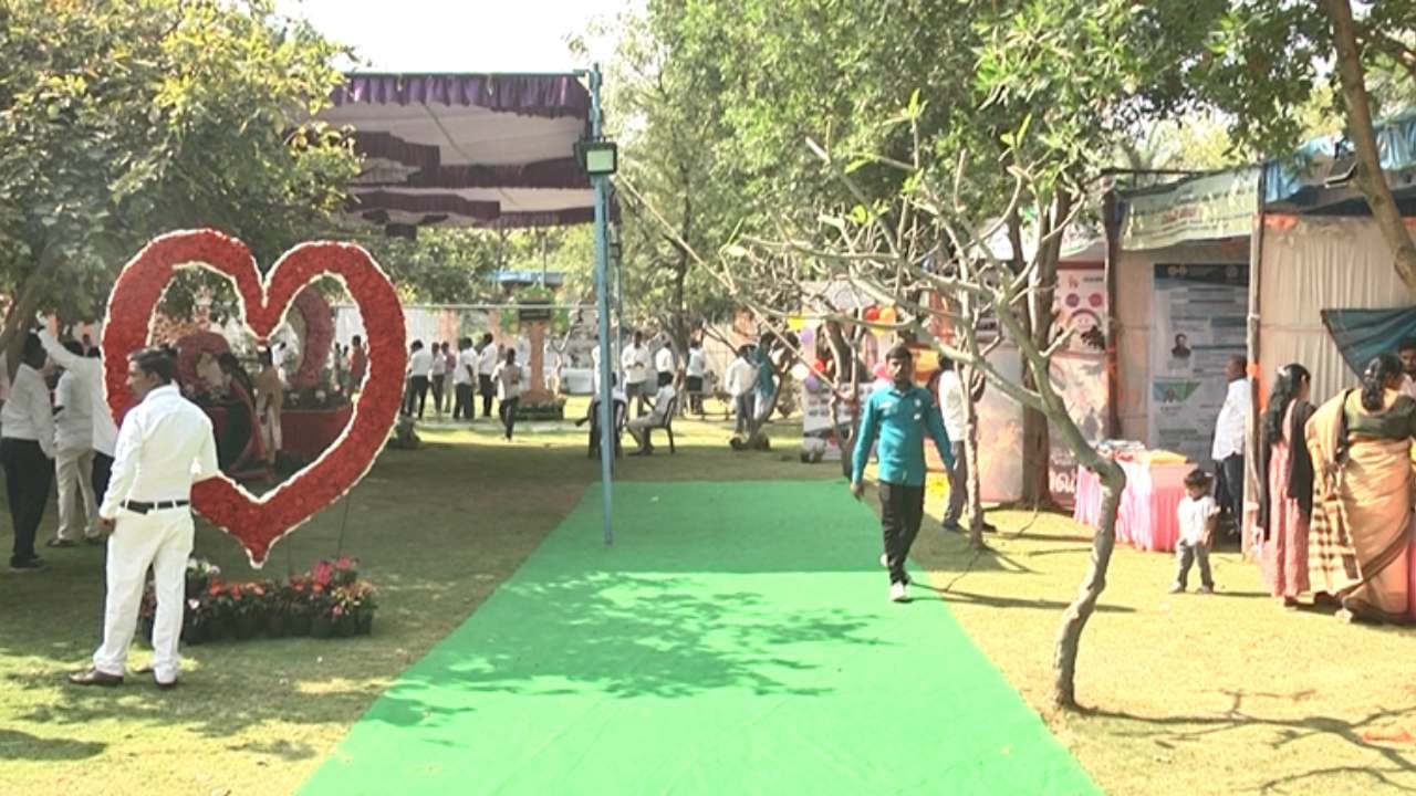 ಯಾದಗಿರಿ ಜಿಲ್ಲೆಯ ರೈತರು ಬೆಳೆದಿರುವ ಹೂವು ಮತ್ತು ಹಣ್ಣುಗಳನ್ನ ಪ್ರದರ್ಶನಕ್ಕೆ ಇಡಲಾಗಿತ್ತು. ಜಿಲ್ಲೆಯ ನಾನಾ ಭಾಗದಲ್ಲಿ ರೈತರು ಬೆಳೆದಿರುವ ವಿವಿಧ ಹಣ್ಣುಗಳು ಹಾಗೂ ಹೂವುಗಳನ್ನ ಪ್ರದರ್ಶನಕ್ಕೆ ಇಡಲಾಗಿತ್ತು.
