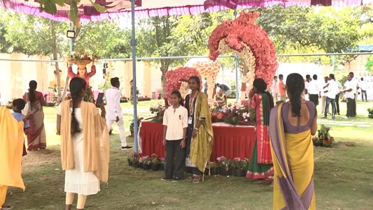 ಇದು ಒಂದು ಕಡೆಯಾದರೆ ಇನ್ನೊಂದು ಕಡೆ ಕೇವಲ ಹೂವುಗಳಿಂದ ನಾನಾ ರೀತಿಯ ಪಕ್ಷಿ ಪ್ರಾಣಿಗಳನ್ನ ನಿರ್ಮಾಣ ಮಾಡಲಾಗಿತ್ತು. ಅದರಲ್ಲೂ ಡಾಲ್ಫಿನ್ ಹಾಗೂ ಬಾತಕೋಳಿಯ ಪ್ರತಿಮೆ ಎಲ್ಲರನ್ನ ಸೆಳೆಯುತ್ತಿದೆ. ಜನರ ಇವುಗಳ ಮುಂದೆ ನಿಂತು ಫೋಟೋ ಕ್ಲಿಕ್ಕಿಸಿಕೊಂಡರು. 
