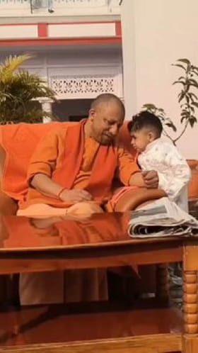 ಸಿಎಂ ಯೋಗಿ ಬಳಿ ಚಿಪ್ಸ್ ಕೇಳಿದ ಮಗು; ವಿಡಿಯೋ ವೈರಲ್