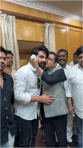 ಸಿನಿಮಾ ಗೆಲುವು: ಮಗನಿಗೆ ಜಮೀರ್ ಸಿಹಿ ಮುತ್ತು