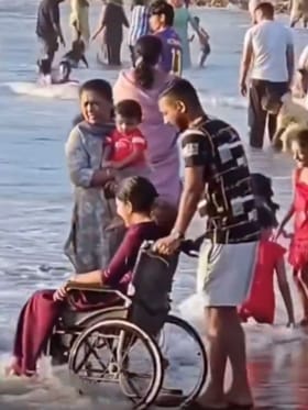 ವೀಲ್‌ಚೇರ್​​​ನಲ್ಲಿದ್ದ ತಂಗಿಗೆ ಸಮುದ್ರದ ಅಲೆಗಳನ್ನು ಸ್ಪರ್ಶಿಸುವ ಆಸೆ