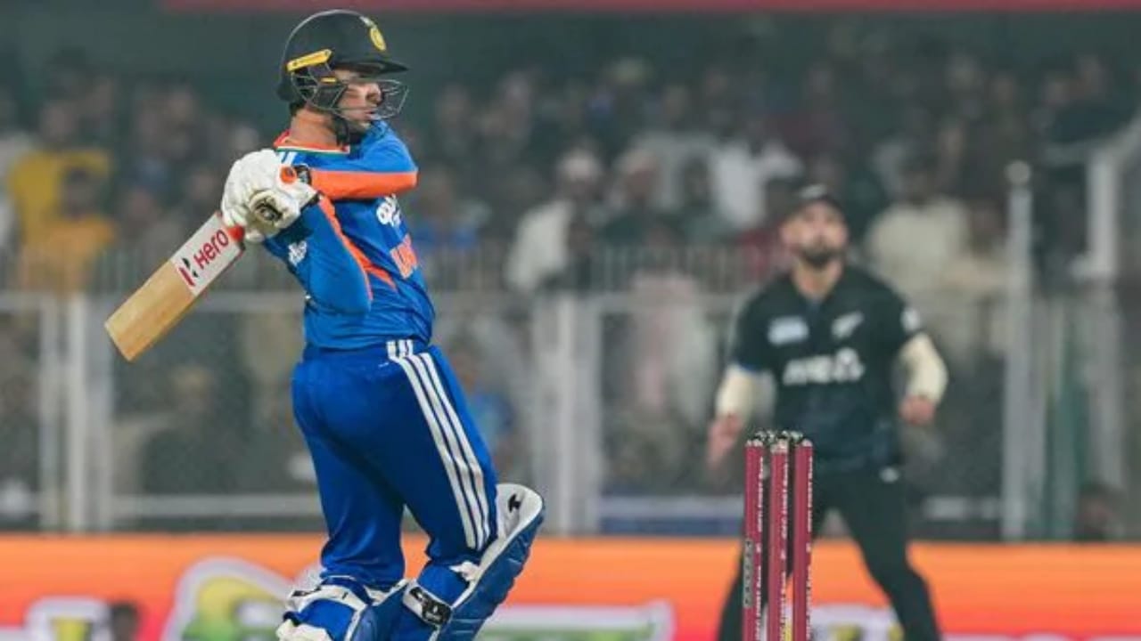 ಟಿ20 ವಿಶ್ವಕಪ್ ಆರಂಭಕ್ಕೂ ಮುನ್ನ ತನ್ನ ಹೊಡಿಬಡಿ ಆಟದ ಮೂಲಕ ಹಲವು ವಿಶ್ವದಾಖಲೆಗಳನ್ನು ಸೃಷ್ಟಿಸಿದ್ದ ಅಭಿಷೇಕ್ ಶರ್ಮಾ ಅವರಿಂದ ಟಿ20 ವಿಶ್ವಕಪ್ನಲ್ಲಿ ಸಾಕಷ್ಟು ನಿರೀಕ್ಷೆಗಳನ್ನು ಇಟ್ಟುಕೊಳ್ಳಲಾಗಿತ್ತು. ಆದರೆ ಅಭಿಷೇಕ್ಗೆ ಆ ನಿರೀಕ್ಷೆಗಳನ್ನು ಪೂರೈಸುವುದಿರಲಿ, ರನ್ಗಳ ಖಾತೆ ತೆರೆಯುವುದಕ್ಕೂ ಸಾಧ್ಯವಾಗುತ್ತಿಲ್ಲ.