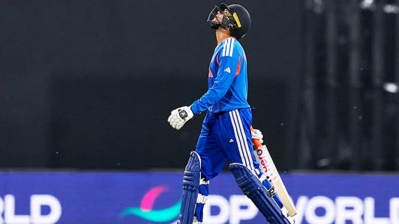 ವಾಸ್ತವವಾಗಿ ಟಿ20 ವಿಶ್ವಕಪ್ ಆರಂಭಕ್ಕೂ ಮುನ್ನ ಬ್ಯಾಟಿಂಗ್​ನಲ್ಲಿ ರನ್ ಮಳೆ ಹರಿಸುತ್ತಿದ್ದ ಅಭಿಷೇಕ್ ಅವರಿಂದ ಟಿ20 ವಿಶ್ವಕಪ್​ನಲ್ಲೂ ಅದೇ ಪ್ರದರ್ಶನವನ್ನು ನಿರೀಕ್ಷಿಸಲಾಗಿತ್ತು. ಆದರೆ ಅಭಿಷೇಕ್​ಗೆ ನಿರೀಕ್ಷೆಯನ್ನು ಪೂರೈಸುವುದರಿಲಿ, ತನ್ನ ರನ್​ ಖಾತೆಯನ್ನು ತೆರೆಯಲು ಸಾಧ್ಯವಾಗುತ್ತಿಲ್ಲ.