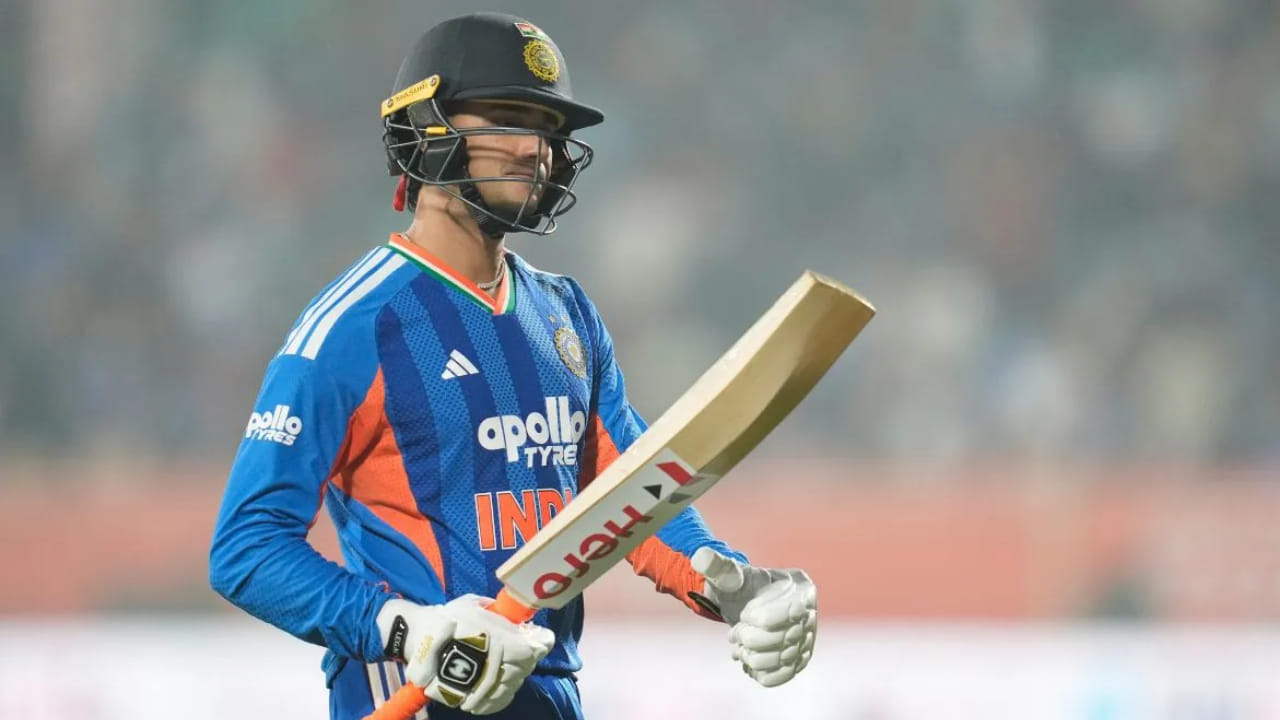 2026 ರ ಟಿ20 ವಿಶ್ವಕಪ್ನಲ್ಲಿ ಟೀಂ ಇಂಡಿಯಾ ಎಲ್ಲಾ ನಾಲ್ಕು ಪಂದ್ಯಗಳನ್ನು ಗೆದ್ದು ಸೂಪರ್ 8 ರಲ್ಲಿ ಸ್ಥಾನ ಪಡೆದುಕೊಂಡಿತು. ಭಾರತೀಯ ತಂಡವು ಪ್ರತಿ ಪಂದ್ಯದಲ್ಲೂ ಅದ್ಭುತ ಪ್ರದರ್ಶನ ನೀಡಿತ್ತಾದರೂ ಕೆಲವು ಕ್ಷೇತ್ರಗಳಲ್ಲಿ ತಂಡದ ದೌರ್ಬಲ್ಯ ಜಗಜ್ಜಾಹೀರಾಗಿತ್ತು. ಅದರಲ್ಲಿ ಅತ್ಯಂತ ಮಹತ್ವದ ಅಂಶವೆಂದರೆ ಅಭಿಷೇಕ್ ಶರ್ಮಾ ಅವರ ಫಾರ್ಮ್. ಟಿ20 ವಿಶ್ವಕಪ್ನಲ್ಲಿ ಆಡಿದ ಮೂರು ಪಂದ್ಯಗಳಲ್ಲಿ ಅಭಿಷೇಕ್ ತಮ್ಮ ಖಾತೆಯನ್ನು ತೆರೆದಿರಲಿಲ್ಲ.