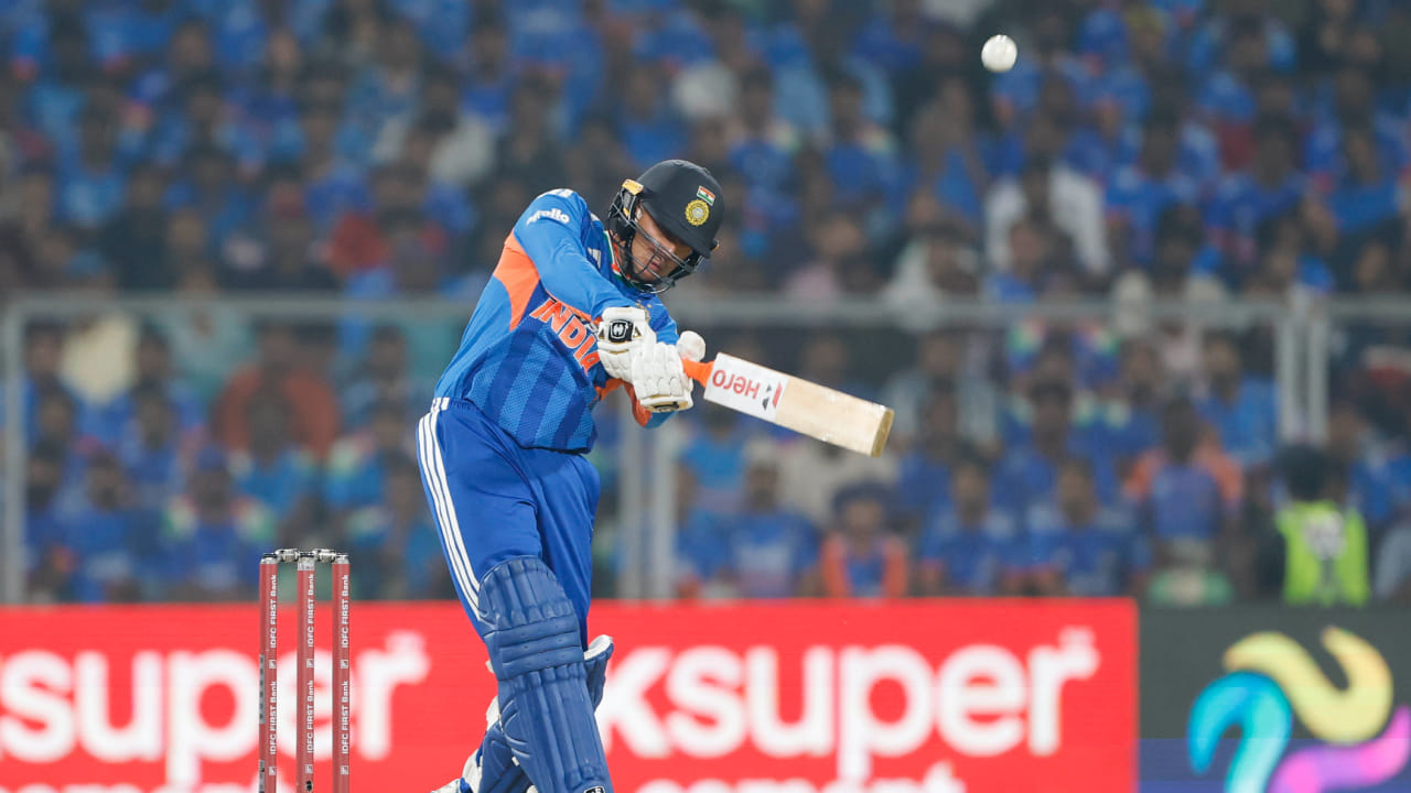 ಅಭಿಷೇಕ್ ಶರ್ಮಾ ಟಿ20 ಶ್ರೇಯಾಂಕದಲ್ಲಿ ತಮ್ಮ ಪ್ರಾಬಲ್ಯವನ್ನು ಕಾಯ್ದುಕೊಂಡಿದ್ದು, 917 ರೇಟಿಂಗ್ ಅಂಕಗಳೊಂದಿಗೆ ಅಗ್ರಸ್ಥಾನದಲ್ಲಿದ್ದಾರೆ. ಆದಾಗ್ಯೂ, ತಿಲಕ್ ವರ್ಮಾ ಒಂದು ಸ್ಥಾನ ಕುಸಿದು ನಾಲ್ಕನೇ ಸ್ಥಾನಕ್ಕೆ ಇಳಿದಿದ್ದಾರೆ. ಸೂರ್ಯಕುಮಾರ್ ಯಾದವ್ ಏಳನೇ ಸ್ಥಾನದಿಂದ ಆರನೇ ಸ್ಥಾನಕ್ಕೆ ಜಿಗಿತ ಕಂಡಿದ್ದಾರೆ. ಶಿವಂ ದುಬೆ ಕೂಡ 17 ಆಟಗಾರರನ್ನು ಹಿಂದಿಕ್ಕಿ 41 ನೇ ಸ್ಥಾನಕ್ಕೆ ತಲುಪಿದ್ದಾರೆ.