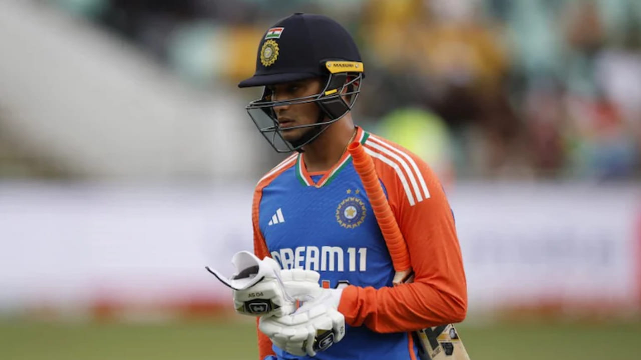 ಈ ಪಂದ್ಯಾವಳಿಯ ಮೊದಲ ಪಂದ್ಯವನ್ನು ಟೀಂ ಇಂಡಿಯಾ ಅಮೆರಿಕ ವಿರುದ್ಧ ಆಡಿತ್ತು. ಆ ಪಂದ್ಯದಲ್ಲೂ ಅಭಿಷೇಕ್ಗೆ ಖಾತೆ ತೆರೆಯಲು ಸಾಧ್ಯವಾಗಿರಲಿಲ್ಲ. ಅಂದರೆ ಅಭಿಷೇಕ್ ಸೊನ್ನೆ ರನ್ಗೆ ಔಟಾಗಿದ್ದರು. ಆ ಬಳಿಕ ಅನಾರೋಗ್ಯದಿಂದ ಅಭಿಷೇಕ್ ಎರಡನೇ ಪಂದ್ಯವನ್ನು ಆಡಿರಲಿಲ್ಲ. ಇದೀಗ ಪಾಕ್ ವಿರುದ್ಧದ ಮೂರನೇ ಪಂದ್ಯದಲ್ಲಿ ಆಡುವ ಅವಕಾಶ ಪಡೆದಿದ್ದ ಅಭಿಷೇಕ್, ಈ ಪಂದ್ಯದಲ್ಲೂ ಸೊನ್ನೆಗೆ ಔಟಾದರು.