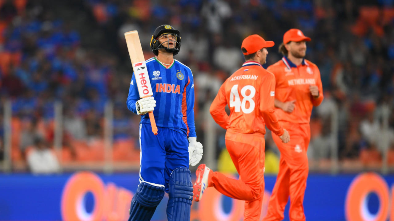 ಮೇಲೆ ಹೇಳಿದಂತೆ ತಮ್ಮ ಮೊದಲ ಟಿ20 ವಿಶ್ವಕಪ್‌ನಲ್ಲಿ ಅಭಿಷೇಕ್ ಶರ್ಮಾ ಸತತ ಮೂರು ಪಂದ್ಯಗಳಲ್ಲಿ ಮೂರು ಬಾರಿ ಡಕ್ ಔಟ್ ಆಗುವ ಮೂಲಕ ಬೇಡದ ವಿಶ್ವ ದಾಖಲೆಯನ್ನು ನಿರ್ಮಿಸಿದ್ದಾರೆ. ಟಿ20 ವಿಶ್ವಕಪ್‌ನಲ್ಲಿ ಸತತ ಮೂರು ಪಂದ್ಯಗಳಲ್ಲಿ ಡಕ್ ಔಟ್ ಆದ ವಿಶ್ವದ ಮೊದಲ ಆಟಗಾರ ಎನಿಸಿಕೊಂಡಿದ್ದಾರೆ. ಯುಎಸ್ಎ, ನಂತರ ಪಾಕಿಸ್ತಾನ ಮತ್ತು ಈಗ ನೆದರ್‌ಲ್ಯಾಂಡ್ಸ್ ವಿರುದ್ಧ ಅಭಿಷೇಕ್ ಡಕ್ ಔಟ್ ಆಗಿದ್ದಾರೆ.