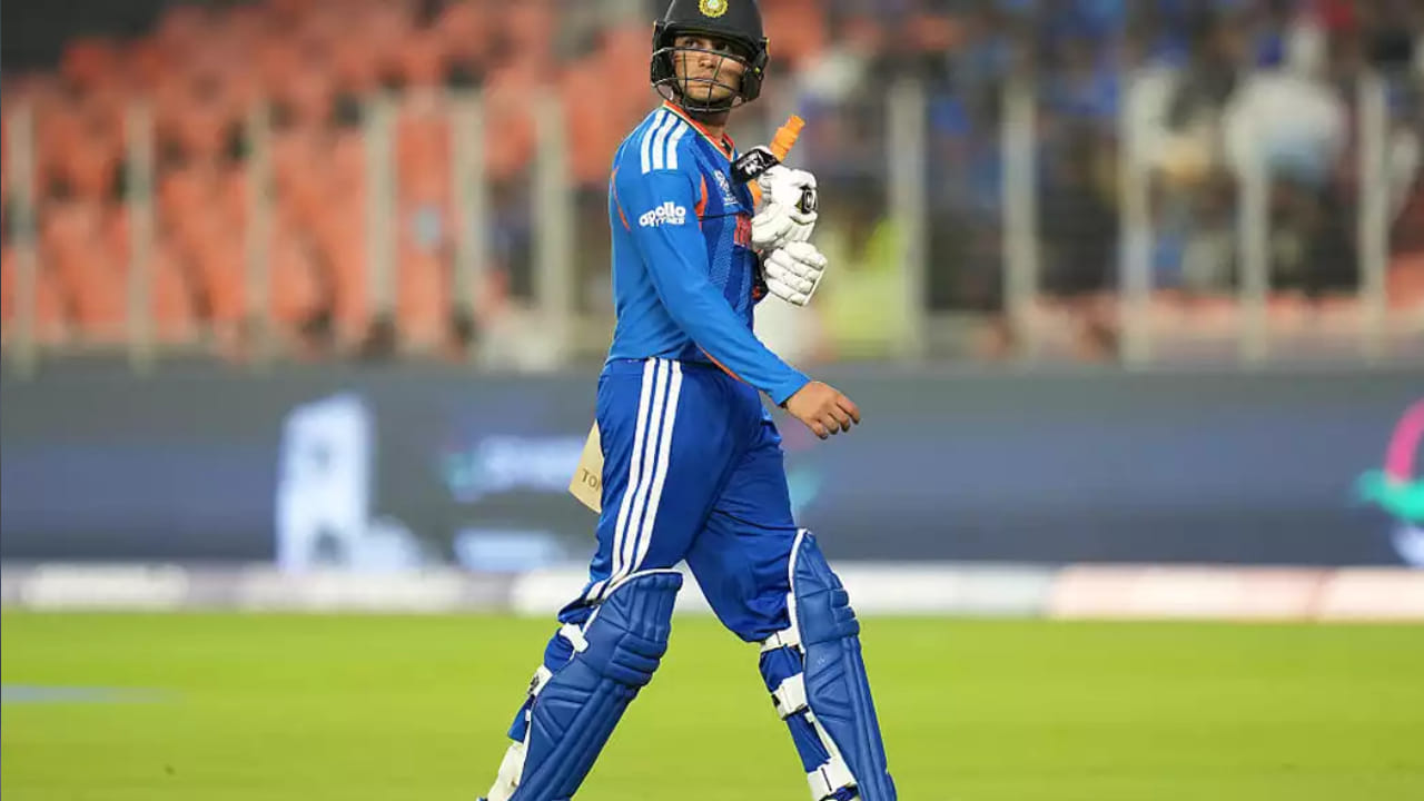 ಚೊಚ್ಚಲ ಟಿ20 ವಿಶ್ವಕಪ್ ಆಡುತ್ತಿರುವ ಅಭಿಷೇಕ್ ಶರ್ಮಾ, ಟಿ20 ವಿಶ್ವಕಪ್ ಆರಂಭಕ್ಕೂ ಮುನ್ನ ಭರ್ಜರಿ ಫಾರ್ಮ್​ನಲ್ಲಿದ್ದರು. ಅವರ ಬ್ಯಾಟ್​ನಿಂದ ನಿರಂತರವಾಗಿ ರನ್​ ಮಳೆ ಹರಿಯುತಿತ್ತು. ಆದರೆ ಟಿ20 ವಿಶ್ವಕಪ್ ಆರಂಭವಾದ ಬಳಿಕ ಅಭಿಷೇಕ್ ಅವರ ಬ್ಯಾಟ್ ಮೌನಕ್ಕೆ ಶರಣಾಯಿತು. ಇದರ ಪರಿಣಾಮವಾಗಿ ಲೀಗ್ ಹಂತದಲ್ಲಿ ಅಭಿಷೇಕ್​ ರನ್ ಖಾತೆ ಕೂಡ ತೆರೆಯಲಿಲ್ಲ.