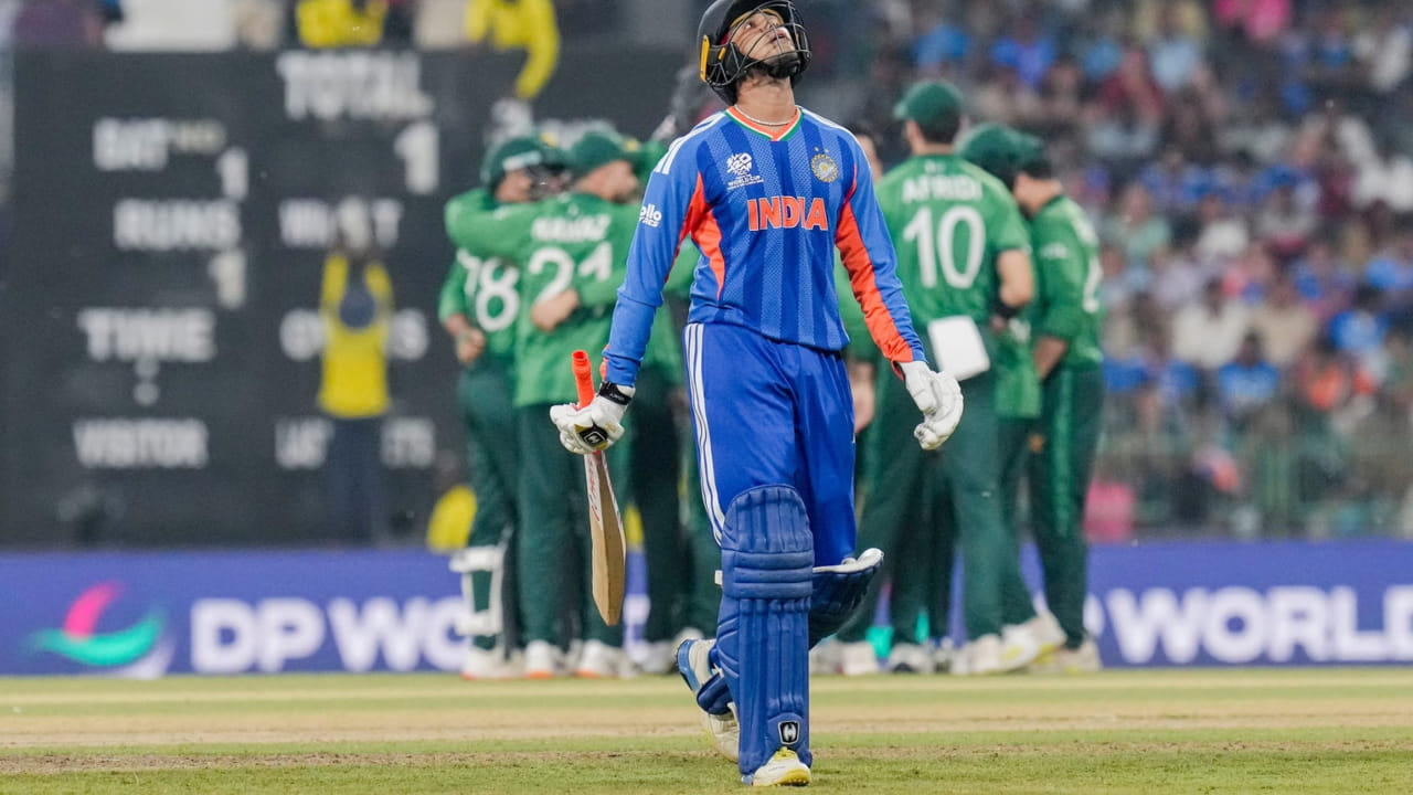 ಒಂದು ಕಾಲದಲ್ಲಿ ಸಿಕ್ಸರ್‌ಗಳ ಸುರಿಮಳೆಗೆ ಹೆಸರುವಾಸಿಯಾಗಿದ್ದ ಅಭಿಷೇಕ್ ಶರ್ಮಾ ಈಗ ಒಂದೇ ಒಂದು ರನ್ ಗಳಿಸಲು ಪರದಾಡುತ್ತಿದ್ದಾರೆ. ಅಭಿಷೇಕ್ ಅವರ ಈ ಡಕ್ ಔಟ್ ಸರಣಿಗೆ ಕಾರಣ ಅವರ ಕಳಪೆ ಫಾರ್ಮ್​ ಅಲ್ಲ. ಬದಲಿಗೆ ಅವರ ಕಳಪೆ ಶಾಟ್ ಆಯ್ಕೆ. ಎದುರಿಸಿದ ಮೊದಲ ಎಸೆತವನ್ನೇ ಬೌಂಡರಿಗಟ್ಟುವ ಯೋಚನೆಯಲ್ಲಿ ಬ್ಯಾಟ್ ಬೀಸುವ ಅಭಿಷೇಕ್ ಸೊನ್ನಗೆ ವಿಕೆಟ್ ಒಪ್ಪಿಸುತ್ತಿದ್ದಾರೆ. 
