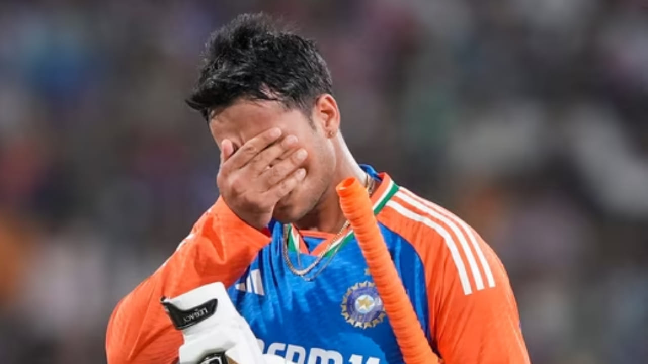 ಅಭಿಷೇಕ್ ಶರ್ಮಾ ಅಂತಾರಾಷ್ಟ್ರೀಯ ಟಿ20 ಪಂದ್ಯದಲ್ಲಿ ಗೋಲ್ಡನ್ ಡಕ್​ಗೆ ಬಲಿಯಾಗುತ್ತಿರುವುದು ಇದೇ ಮೊದಲಲ್ಲ . ಇದಕ್ಕೂ ಮೊದಲು ಅಭಿಷೇಕ್ ಶರ್ಮಾ ಎರಡು ಬಾರಿ ಗೋಲ್ಡನ್ ಡಕ್​ಗೆ ವಿಕೆಟ್ ಒಪ್ಪಿಸಿದ್ದರು. 2026 ರ ಟಿ20 ವಿಶ್ವಕಪ್‌ನಲ್ಲಿ ಗೋಲ್ಡನ್ ಡಕ್ ಆಗುವುದಕ್ಕೂ ಮೊದಲು, ಅಭಿಷೇಕ್ ಶರ್ಮಾ ನ್ಯೂಜಿಲೆಂಡ್ ವಿರುದ್ಧದ ಟಿ20 ಸರಣಿಯಲ್ಲಿ ಎರಡು ಬಾರಿ ಗೋಲ್ಡನ್ ಡಕ್​ಗೆ ಔಟಾಗಿದ್ದರು.