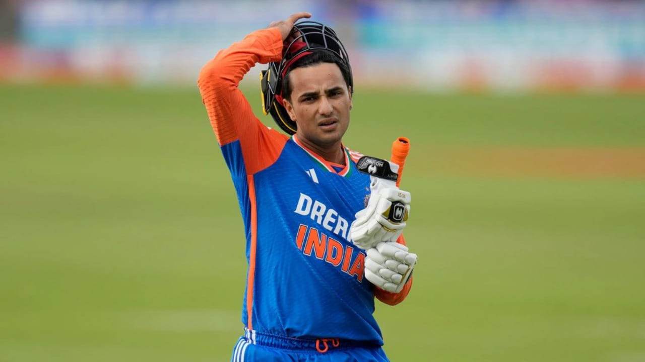 ಇಷ್ಟೇ ಅಲ್ಲ, ಒಂದು ಕ್ಯಾಲೆಂಡರ್ ವರ್ಷದಲ್ಲಿ ಟಿ20 ಅಂತರರಾಷ್ಟ್ರೀಯ ಪಂದ್ಯಗಳಲ್ಲಿ ಅಧಿಕ ಬಾರಿ ಶೂನ್ಯಕ್ಕೆ ಔಟಾದ ಭಾರತೀಯ ಬ್ಯಾಟ್ಸ್ಮನ್ಗಳಲ್ಲಿ ಅಭಿಷೇಕ್ ಈಗ ಎರಡನೇ ಸ್ಥಾನವನ್ನು ತಲುಪಿದ್ದಾರೆ. ಈ ವರ್ಷ ಅವರು ಈ ರೀತಿ ನಾಲ್ಕು ಬಾರಿ ಔಟಾಗಿದ್ದಾರೆ. ಈ ವಿಷಯದಲ್ಲಿ, ಅವರು ಮೂರು ಬಾರಿ ಶೂನ್ಯಕ್ಕೆ ಔಟಾಗಿದ್ದ ರೋಹಿತ್ ಶರ್ಮಾ, ವಿರಾಟ್ ಕೊಹ್ಲಿ, ಯೂಸುಫ್ ಪಠಾಣ್ ಮತ್ತು ಸೂರ್ಯಕುಮಾರ್ ಯಾದವ್ ಅವರನ್ನು ಹಿಂದಿಕ್ಕಿದ್ದಾರೆ.