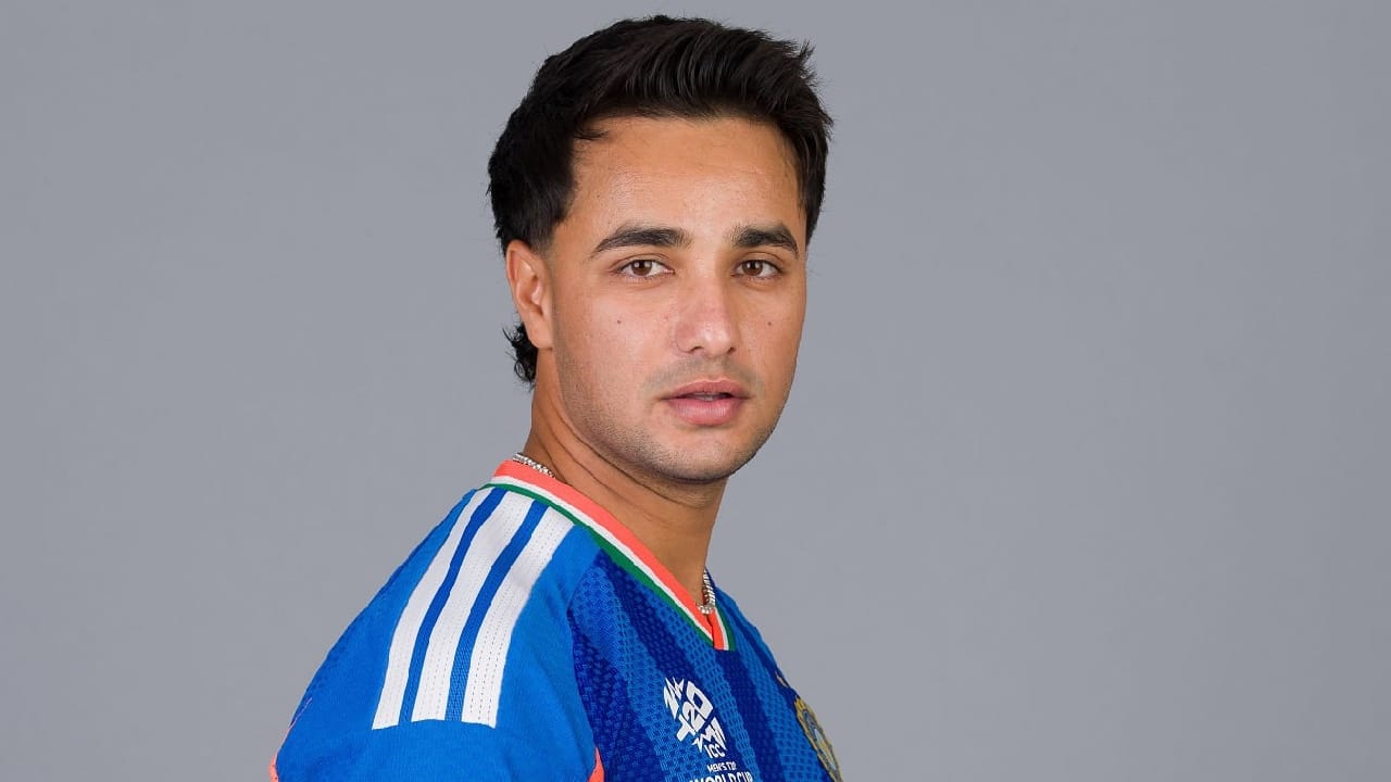 ಅತ್ತ ಕಣಕ್ಕಿಳಿದಿದ್ದ ಅಭಿಷೇಕ್ ಶರ್ಮಾ ಕೂಡ ಅನಾರೋಗ್ಯದ ಸಮಸ್ಯೆಗೀಡಾಗಿದ್ದಾರೆ. ಯುಎಸ್​ಎ ವಿರುದ್ಧದ ಪಂದ್ಯದಲ್ಲಿ ಟೀಮ್ ಇಂಡಿಯಾ ಪರ ಅಭಿಷೇಕ್ ಶರ್ಮಾ ಇನಿಂಗ್ಸ್ ಆರಂಭಿಸಿದ್ದರು. ಆದರೆ ಅವರು ಫೀಲ್ಡಿಂಗ್​ಗೆ ಆಗಮಿಸಿರಲಿಲ್ಲ. ಇದಕ್ಕೆ ಮುಖ್ಯ ಕಾರಣ ಅವರು ಅನಾರೋಗ್ಯಕೀಡಾಗಿರುವುದು.