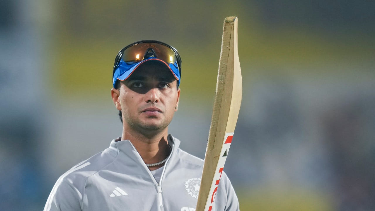 ನಮೀಬಿಯಾ ವಿರುದ್ಧದ ಪಂದ್ಯಕ್ಕೆ ಟೀಂ ಇಂಡಿಯಾದಲ್ಲಿ 2 ಬದಲಾವಣೆಗಳನ್ನು ಮಾಡಲಾಗಿದೆ. ಅದರಂತೆ ಅನಾರೋಗ್ಯದಿಂದ ಬಳಲುತ್ತಿರುವ ಅಭಿಷೇಕ್ ಶರ್ಮಾ ಹಾಗೂ ಮೊಹಮ್ಮದ್ ಸಿರಾಜ್ ಈ ಪಂದ್ಯದಿಂದ ಹೊರಬಿದ್ದಿದ್ದರೆ, ಅವರ ಬದಲಿಯಾಗಿ ಸಂಜು ಸ್ಯಾಮ್ಸನ್ ಹಾಗೂ ಜಸ್ಪ್ರೀತ್ ಬುಮ್ರಾ ತಂಡವನ್ನು ಕೂಡಿಕೊಂಡಿದ್ದಾರೆ.