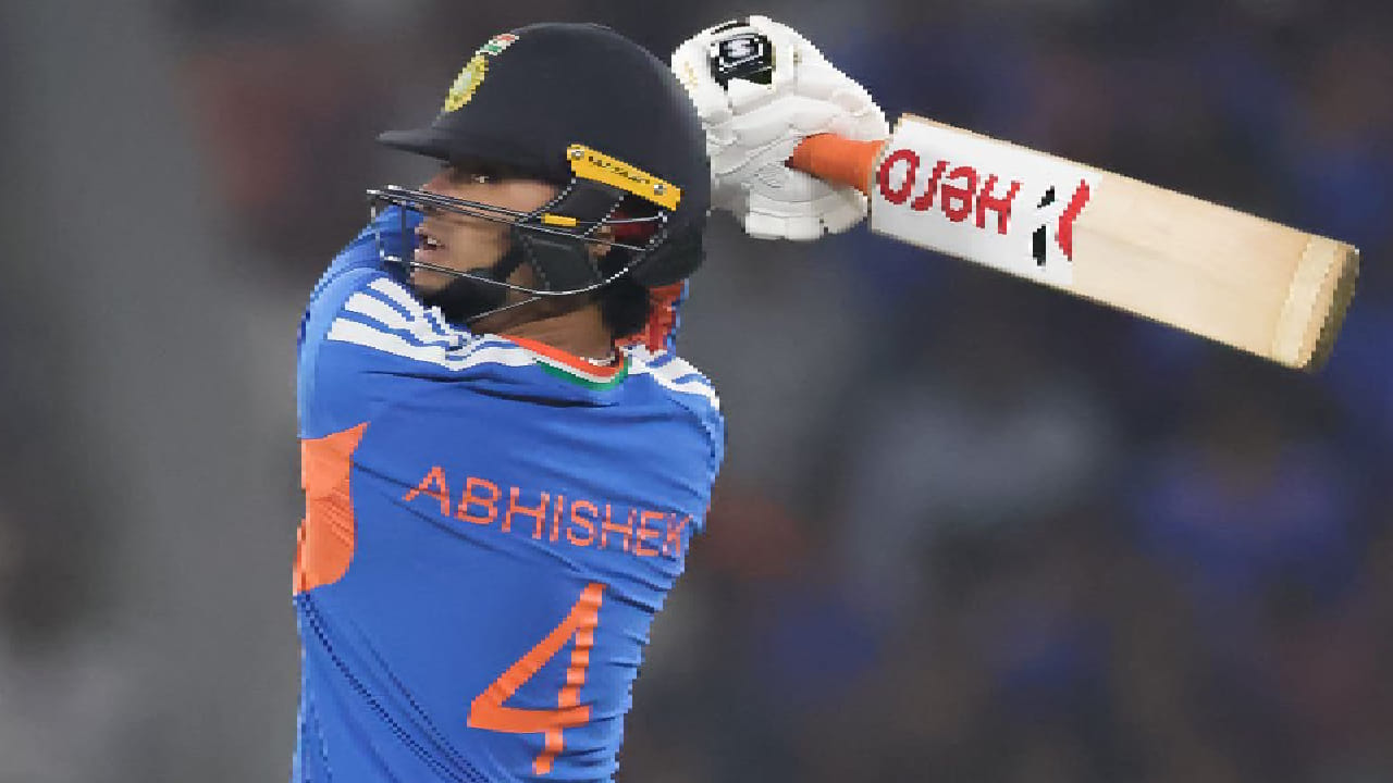 ಏಕೆಂದರೆ ನಾಗ್​​ಪುರದಲ್ಲಿ ನಡೆದ ನ್ಯೂಝಿಲೆಂಡ್ ವಿರುದ್ಧದ ಮೊದಲ ಟಿ20 ಪಂದ್ಯದಲ್ಲಿ ಅಭಿಷೇಕ್ ಶರ್ಮಾ ಕೇವಲ 35 ಎಸೆತಗಳಲ್ಲಿ 84 ರನ್ ಚಚ್ಚಿದ್ದರು. ಆದರೆ ರಾಯ್​ಪುರದಲ್ಲಿ ನಡೆದ 2ನೇ ಪಂದ್ಯದಲ್ಲಿ ಶೂನ್ಯಕ್ಕೆ ವಿಕೆಟ್ ಒಪ್ಪಿಸಿದ್ದರು.