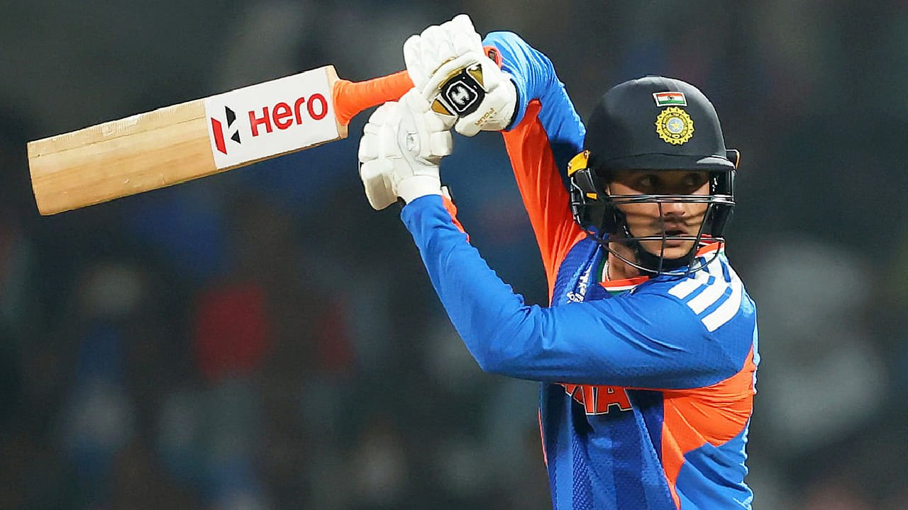 ಇನ್ನು ಗುವಾಹಟಿಯಲ್ಲಿ ನಡೆದ ನ್ಯೂಝಿಲೆಂಡ್ ವಿರುದ್ಧದ ಮೂರನೇ ಪಂದ್ಯದಲ್ಲಿ ಅಭಿಷೇಕ್ ಶರ್ಮಾ ಕೇವಲ 20 ಎಸೆತಗಳಲ್ಲಿ 68 ರನ್ ಚಚ್ಚಿದ್ದರು. ಆದರೆ ವಿಶಾಖಪಟ್ಟಣದಲ್ಲಿ ನಡೆದ ನಾಲ್ಕನೇ ಪಂದ್ಯದಲ್ಲಿ ಮತ್ತೆ ಶೂನ್ಯಕ್ಕೆ ಔಟಾಗುವ ಮೂಲಕ ನಿರಾಸೆ ಮೂಡಿಸಿದರು.