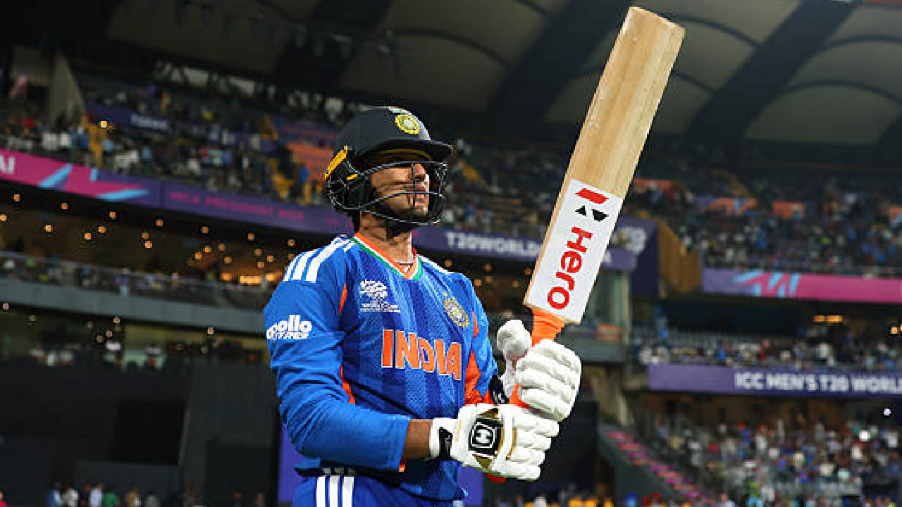 ಅಂದರೆ ಒಂದು ಇನಿಂಗ್ಸ್​​ನಲ್ಲಿ ಭರ್ಜರಿ ಬ್ಯಾಟಿಂಗ್ ಪ್ರದರ್ಶಿಸುತ್ತಿರುವ ಅಭಿಷೇಕ್ ಶರ್ಮಾ, ಮತ್ತೊಂದು ಇನಿಂಗ್ಸ್​ನಲ್ಲಿ ಶೂನ್ಯಕ್ಕೆ ವಿಕೆಟ್ ಒಪ್ಪಿಸುತ್ತಿದ್ದಾರೆ. ಇದಕ್ಕೆ ಸಾಕ್ಷಿ ಕಳೆದ 6 ಪಂದ್ಯಗಳಲ್ಲಿ ಅವರು ಮೂರು ಬಾರಿ ಡಕ್ ಔಟ್ ಆಗಿರುವುದು. ಅಂದರೆ ಅತ್ತ ಭರ್ಜರಿ ಫಾರ್ಮ್​​ನಲ್ಲಿದ್ದರೂ ಅಭಿಷೇಕ್ ಶರ್ಮಾ ಒಂದೊಂದೇ ಇನಿಂಗ್ಸ್​​ಗಳ ಸೊನ್ನೆ ಸುತ್ತುತ್ತಿರುವುದು ಇದೀಗ ಟೀಮ್ ಇಂಡಿಯಾದ ಚಿಂತೆಗೆ ಕಾರಣವಾಗಿದೆ.